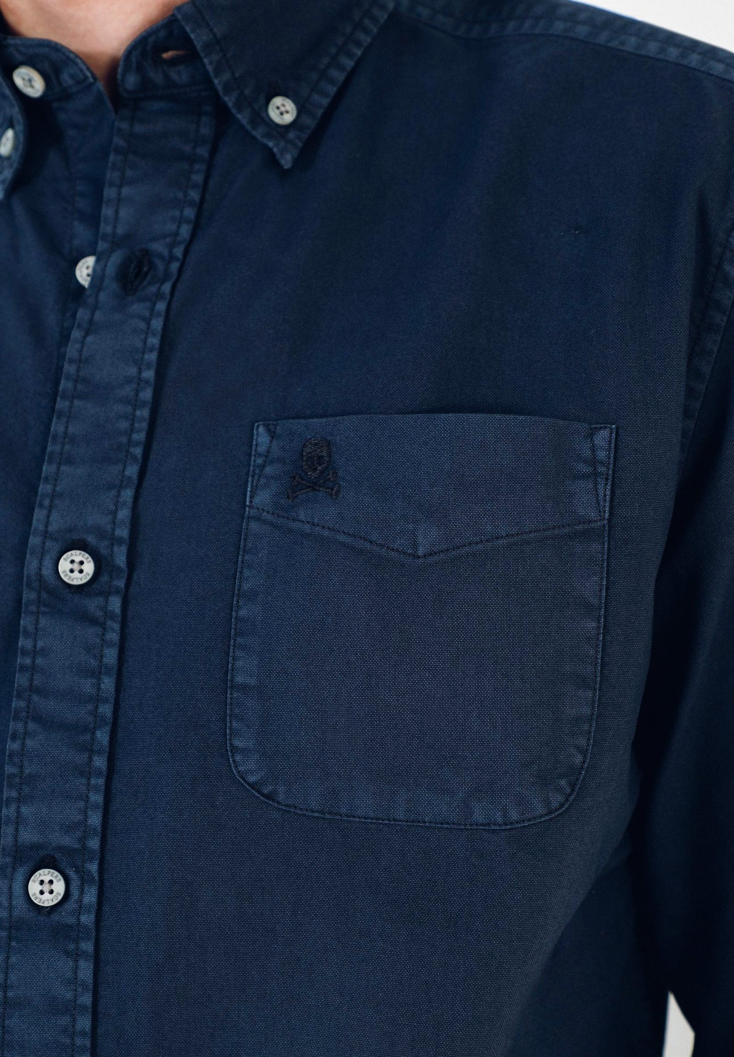 CAMISA COM COLARINHO DE BOTÕES