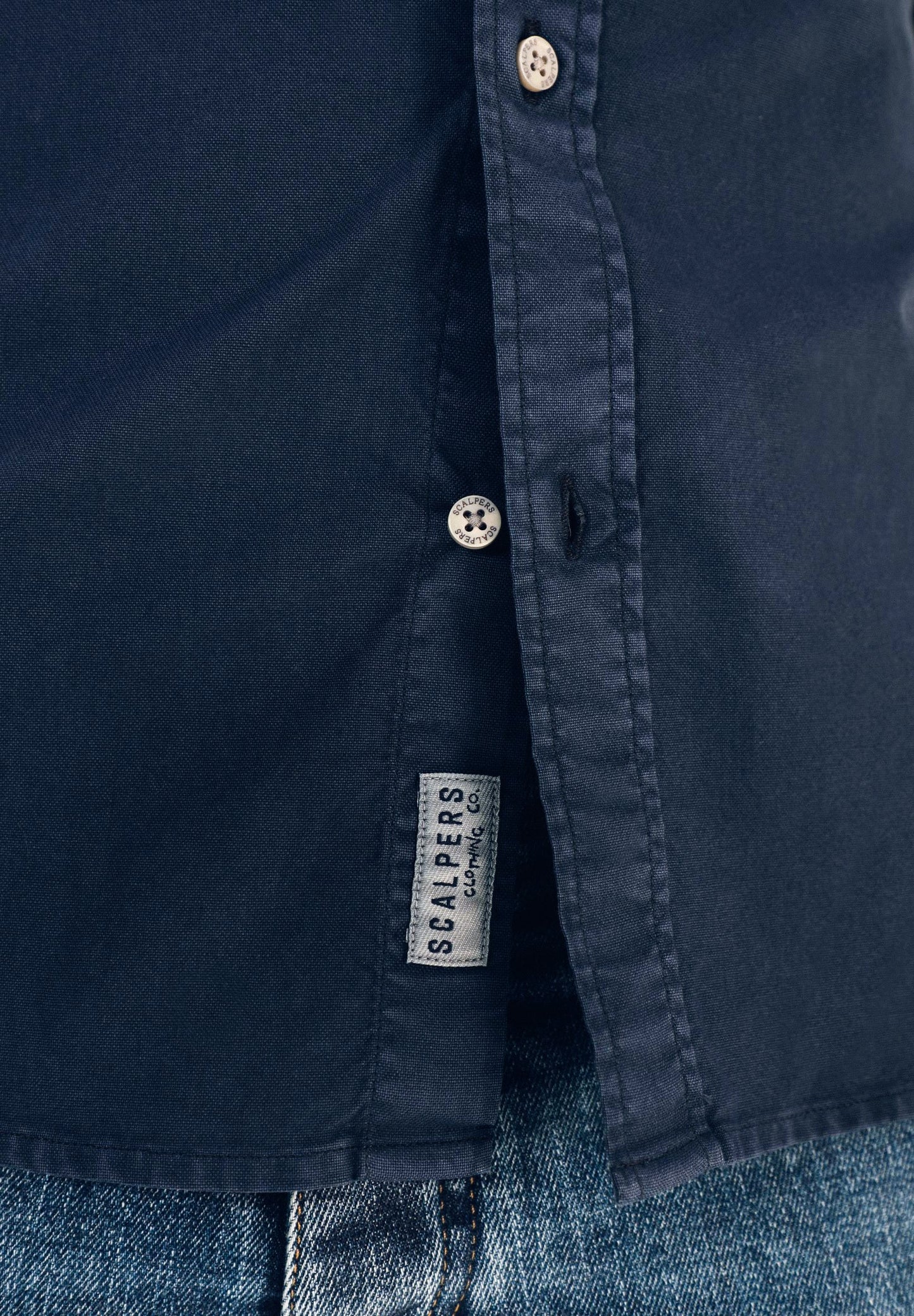 CAMISA COM COLARINHO DE BOTÕES
