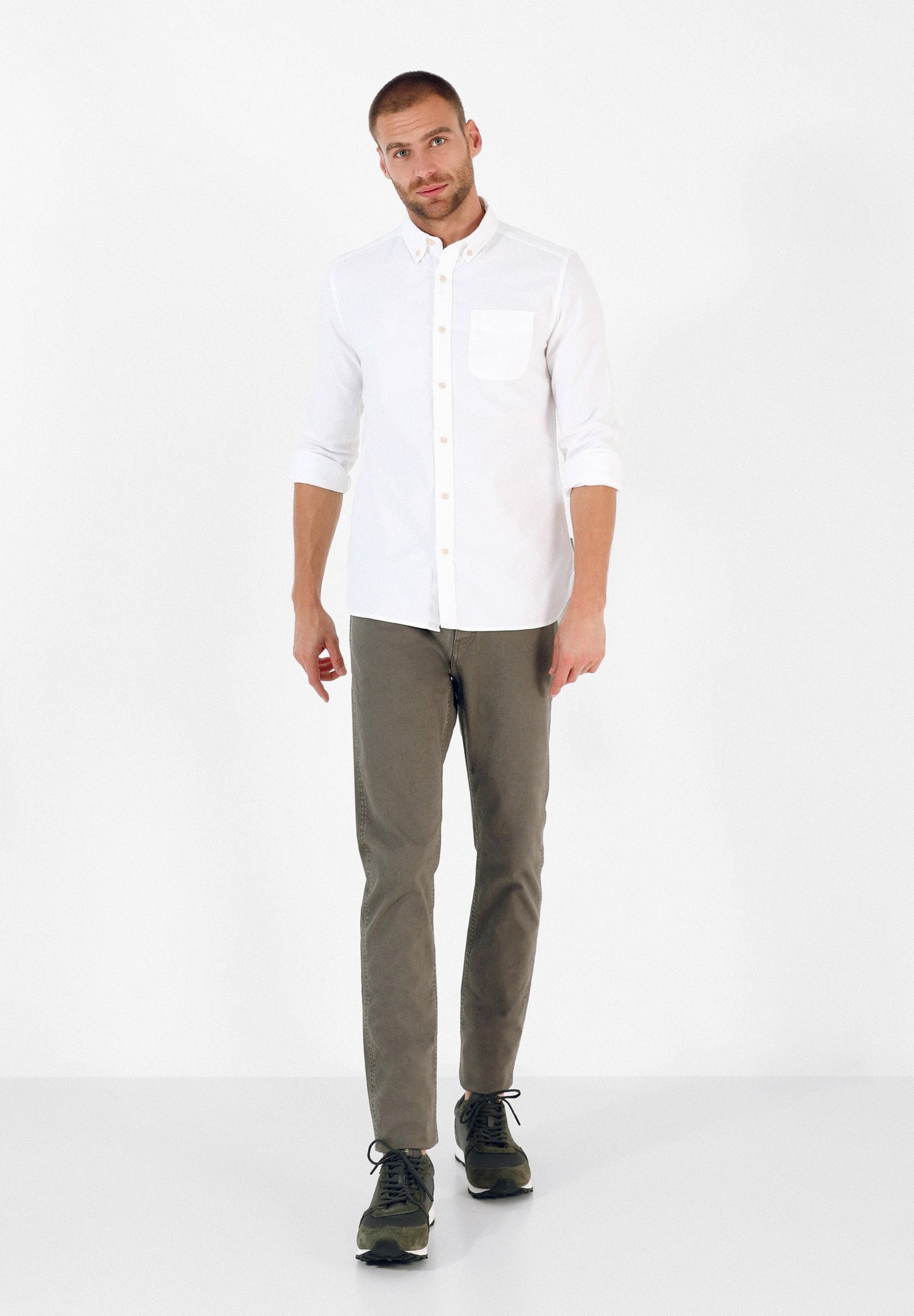 CAMISA COM COLARINHO DE BOTÕES