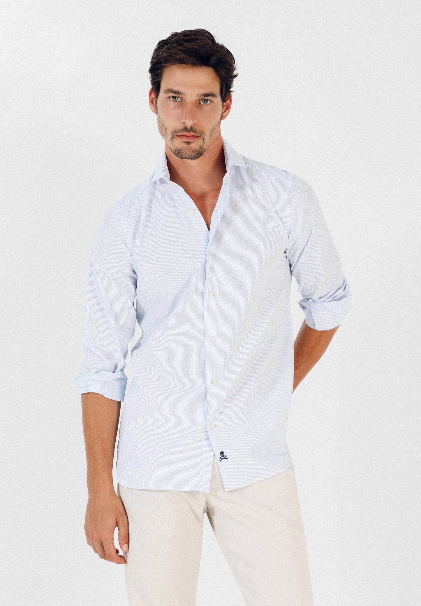 CAMISA CLÁSSICA COM LOGÓTIPO EM BAINHA