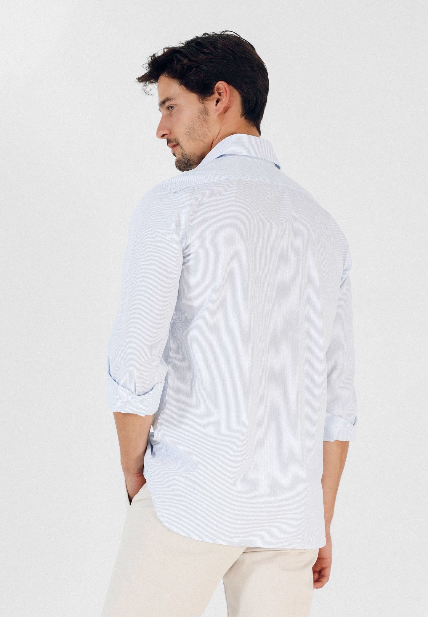 CAMISA CLÁSSICA COM LOGÓTIPO EM BAINHA
