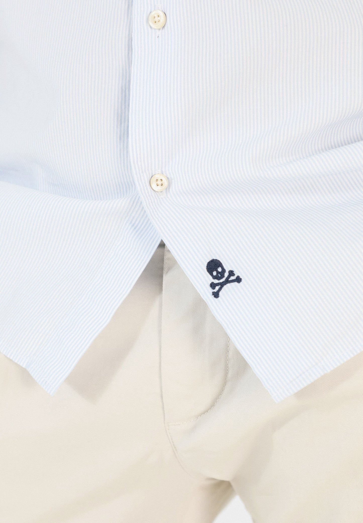 CAMISA CLÁSSICA COM LOGÓTIPO EM BAINHA