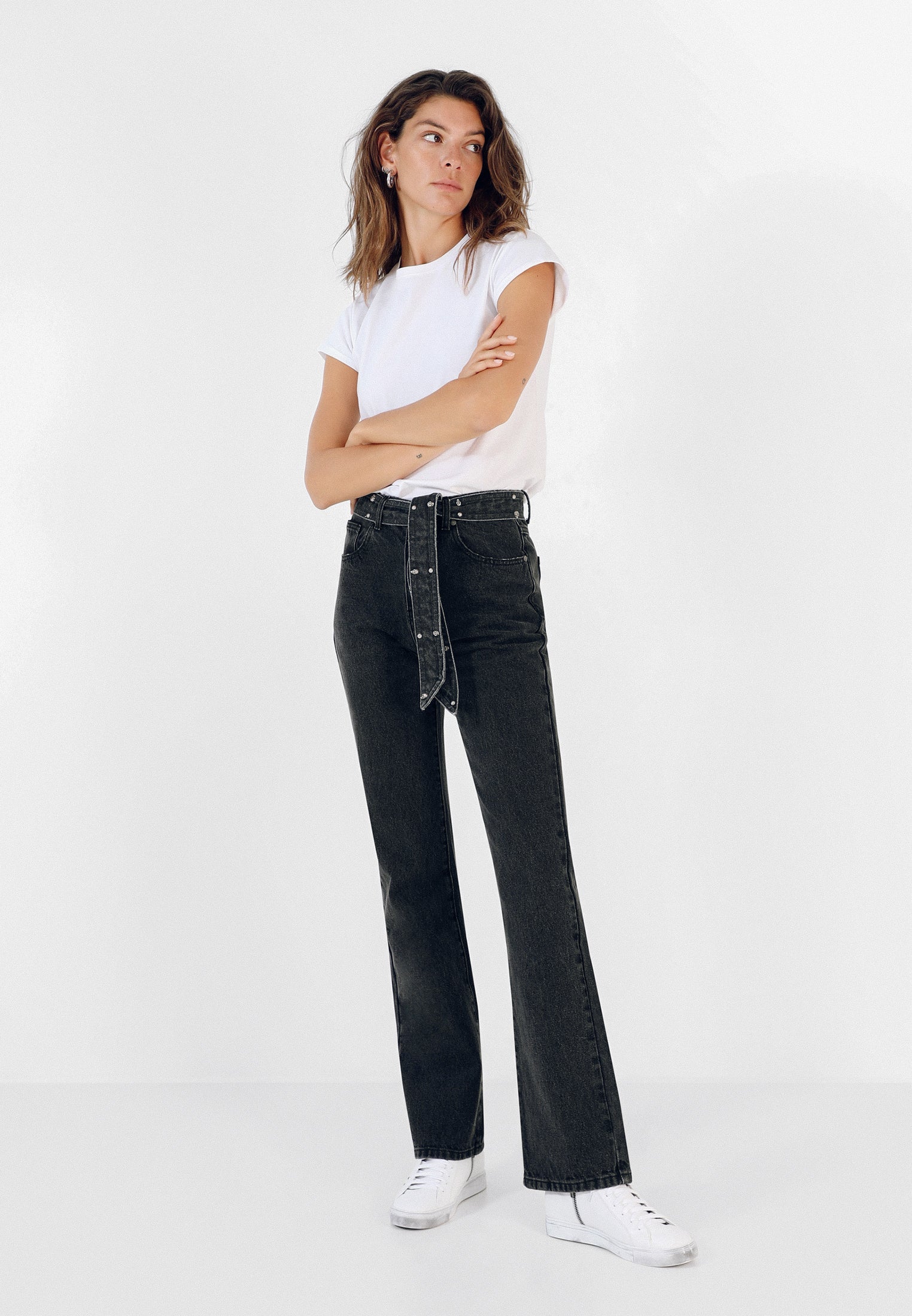JEANS COM LAÇADA E TACHAS