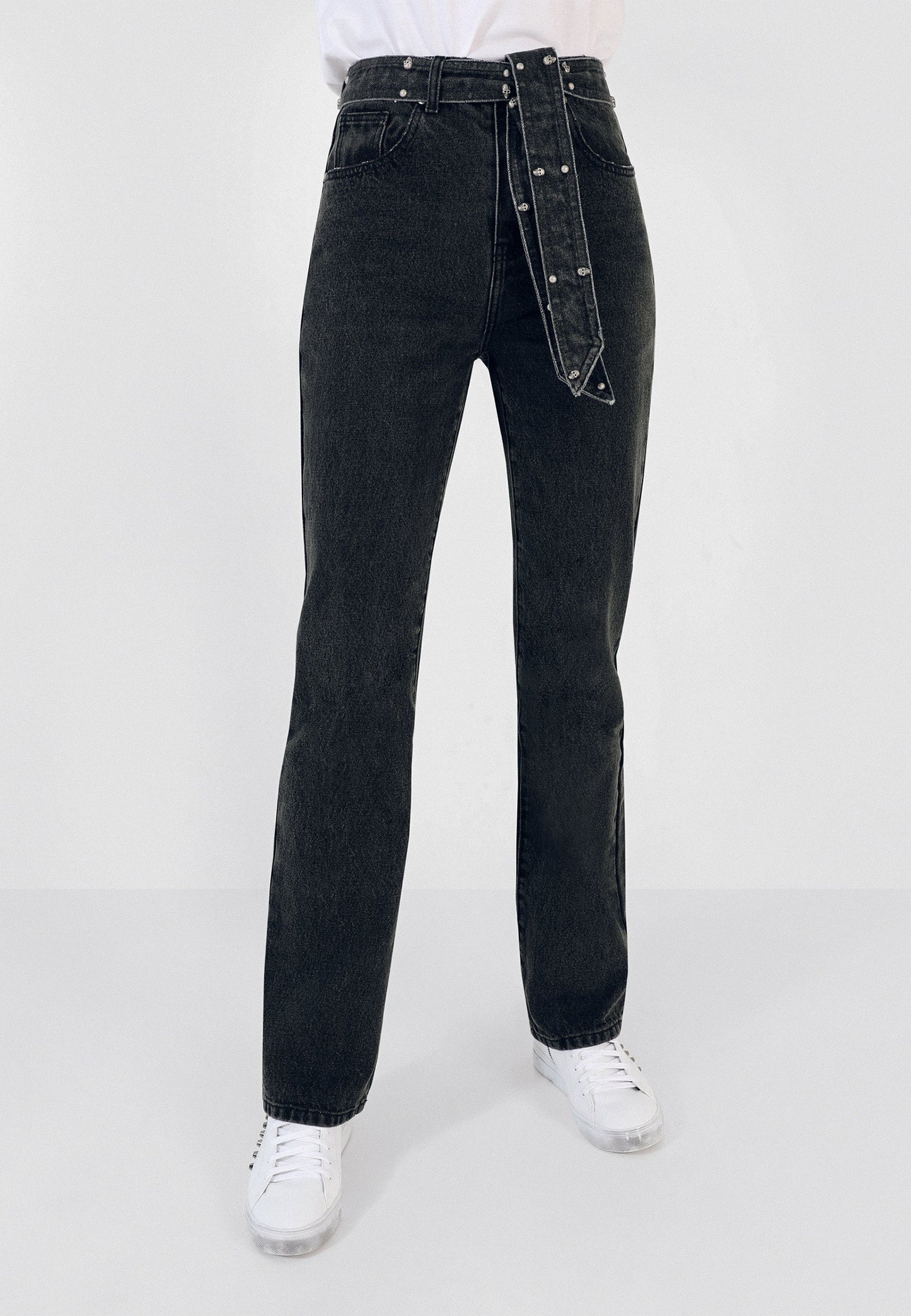 JEANS COM LAÇADA E TACHAS