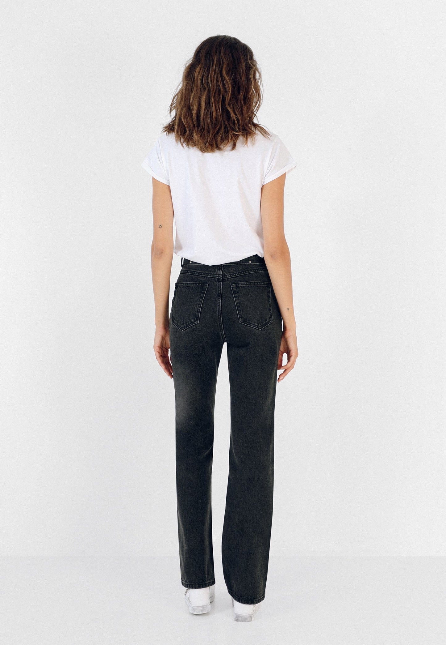 JEANS COM LAÇADA E TACHAS