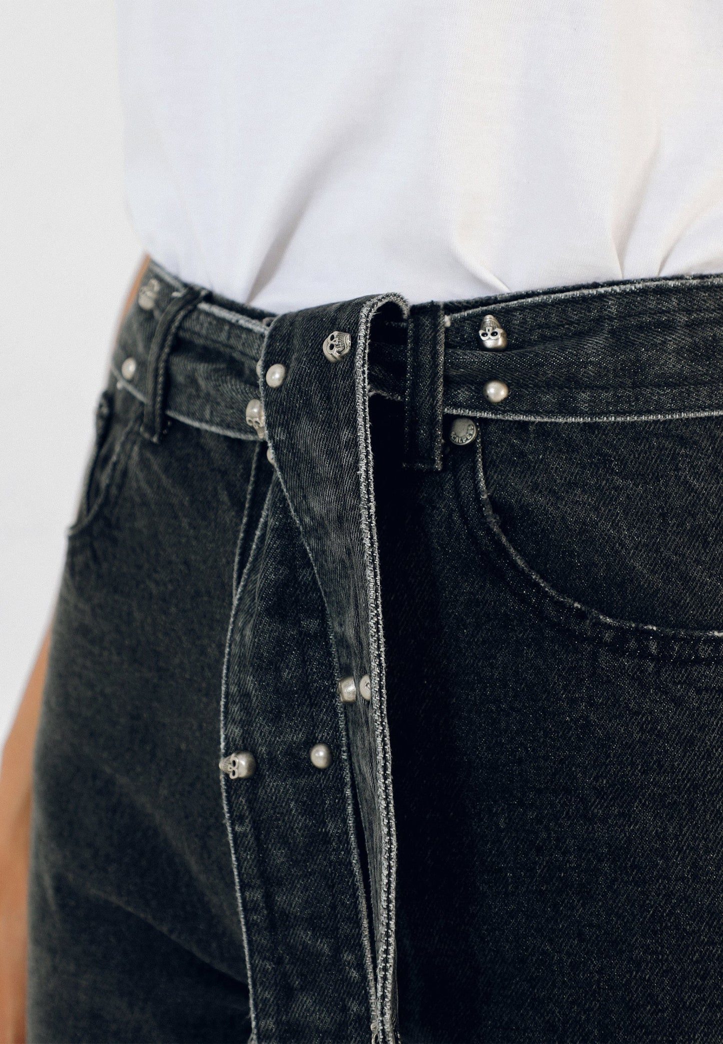 JEANS COM LAÇADA E TACHAS