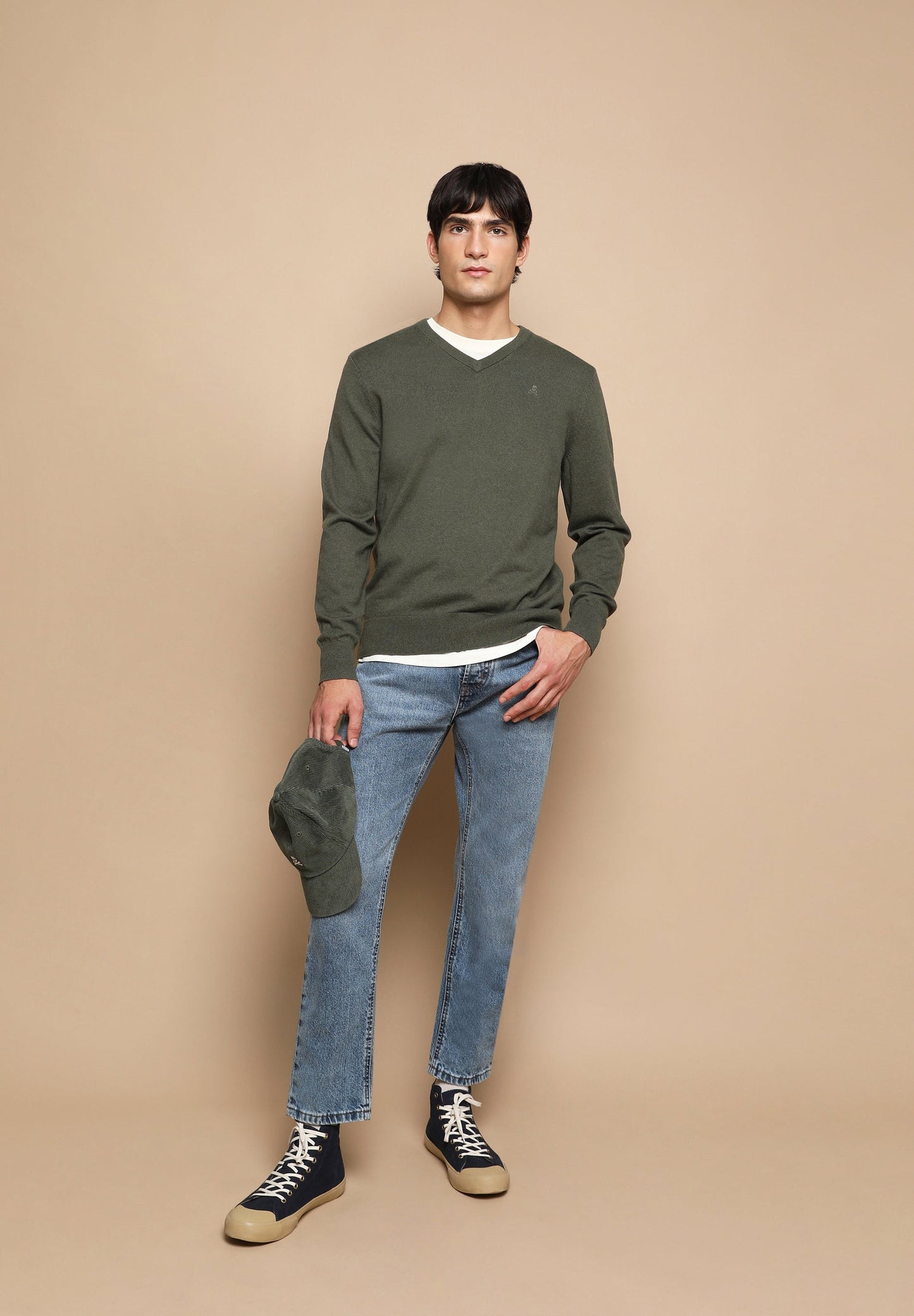 SWEATER GOLA EM BICO COM LOGÓTIPO