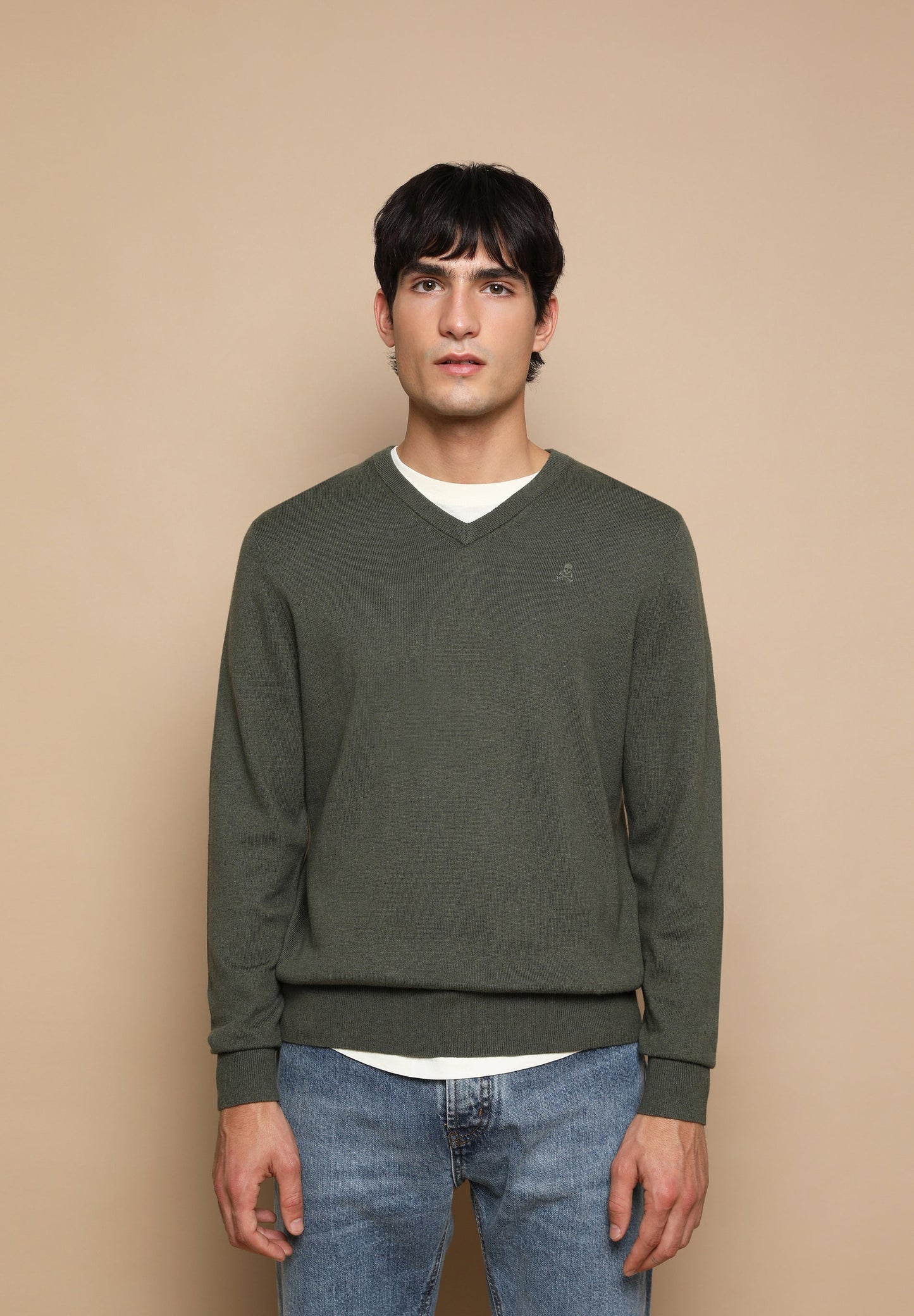 SWEATER GOLA EM BICO COM LOGÓTIPO