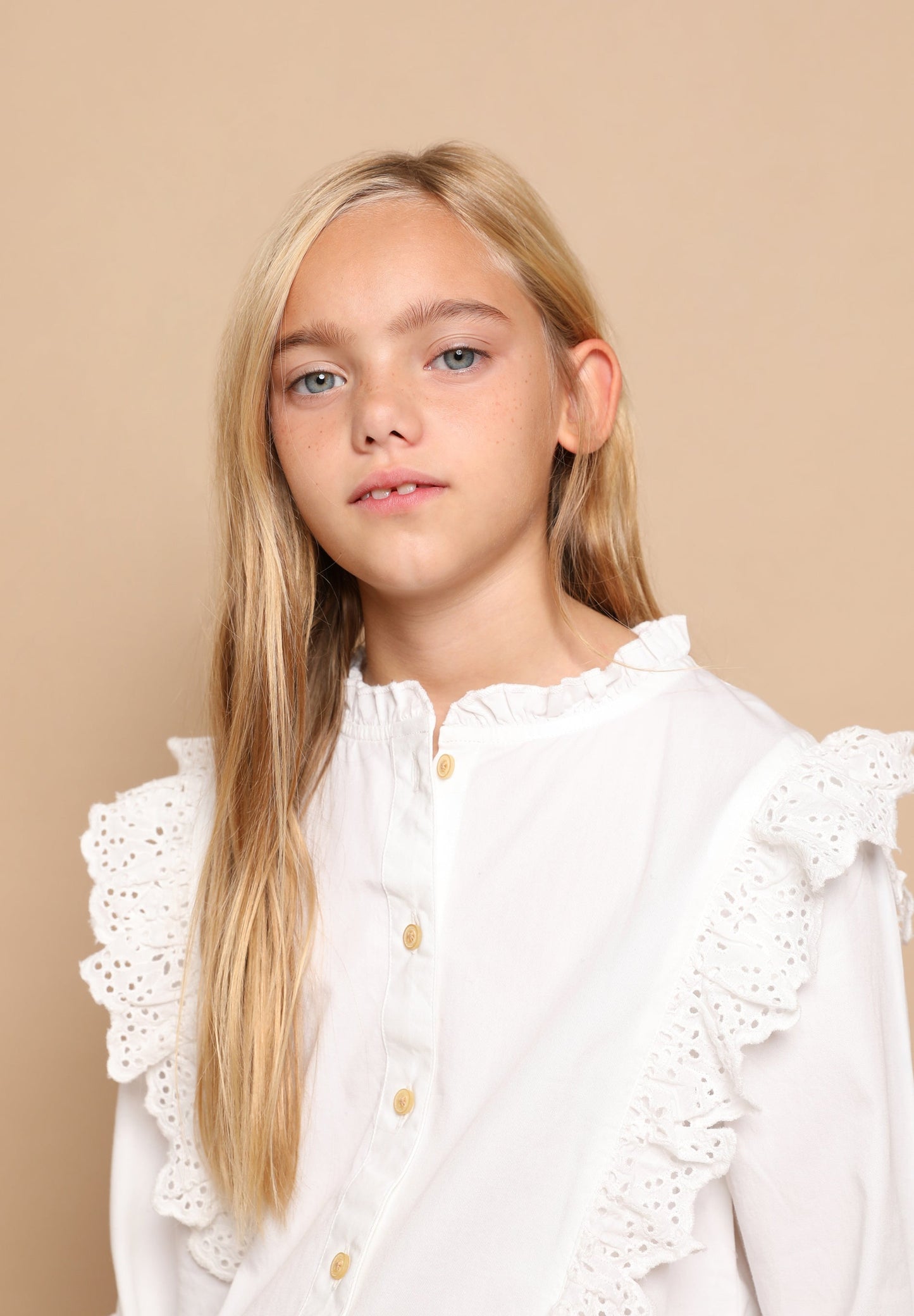 BLUSA LISA PORMENOR DE FOLHOS