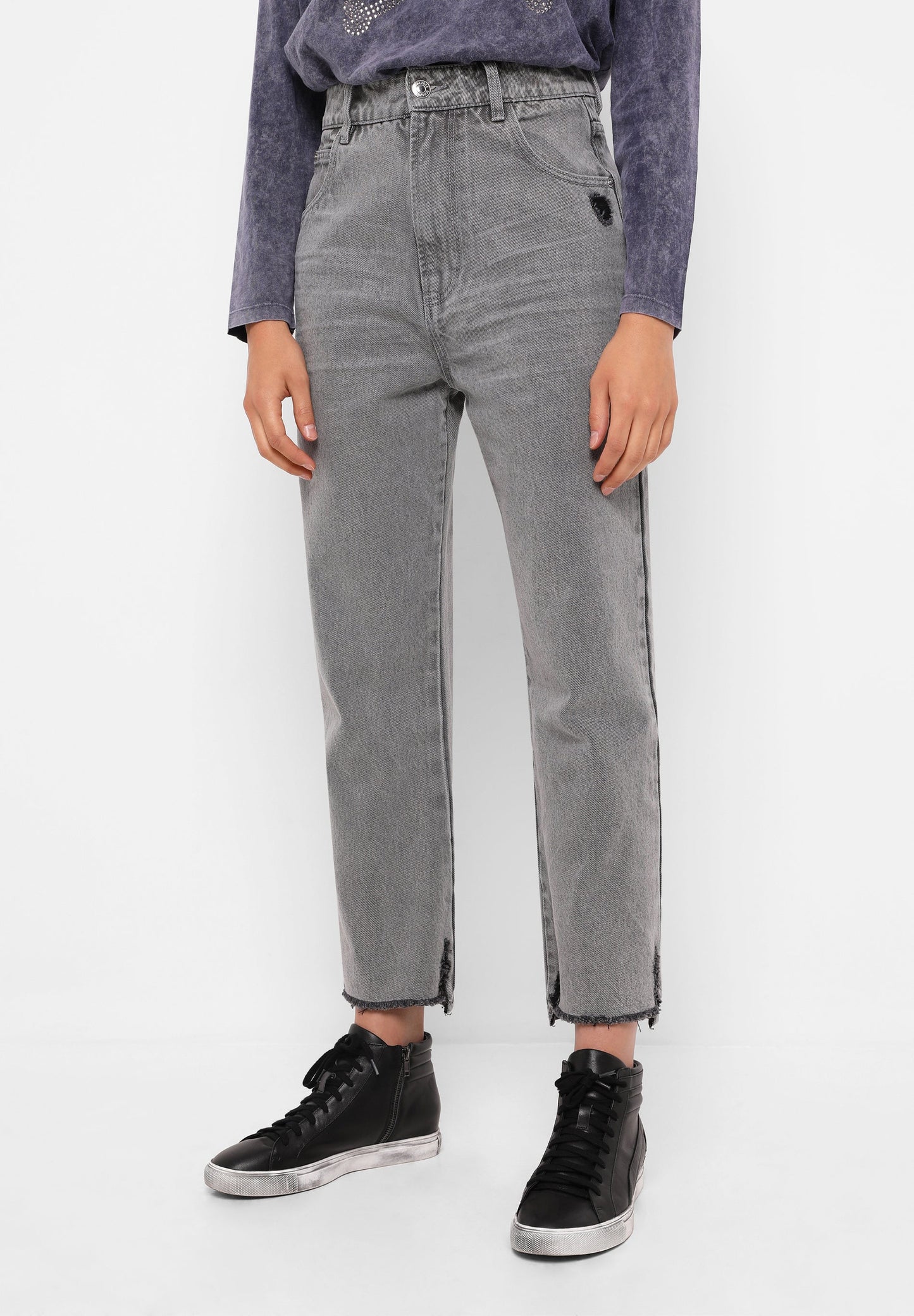 JEANS DIREITOS DESFIADOS