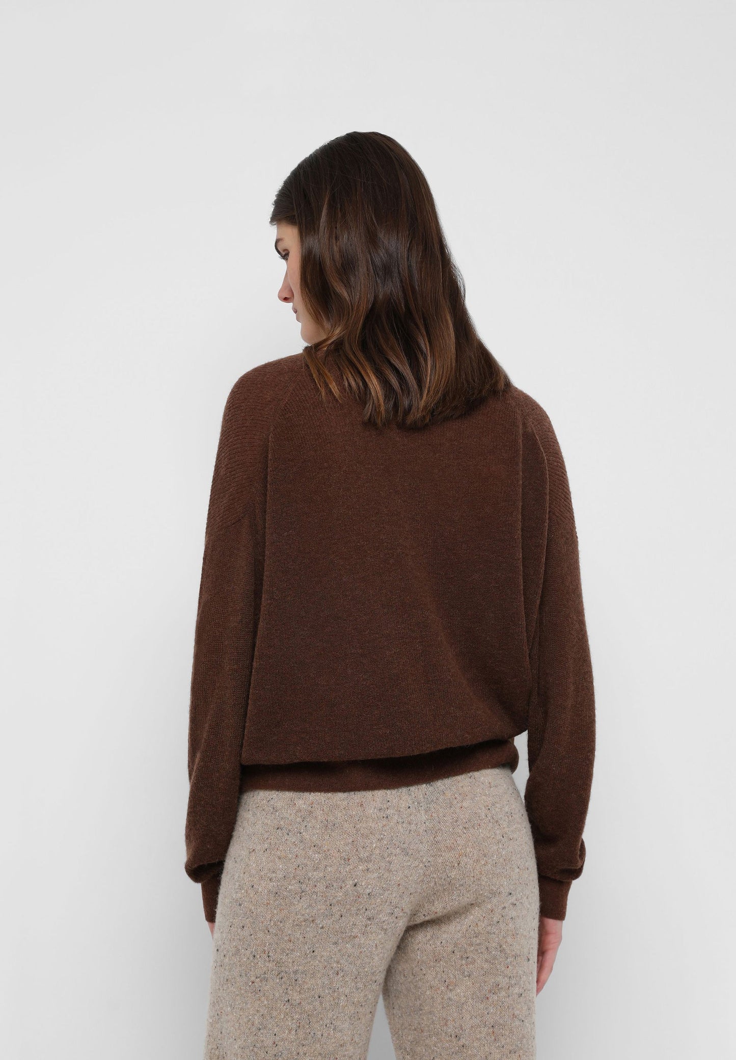 SWEATER MALHA COM DECOTE EM V