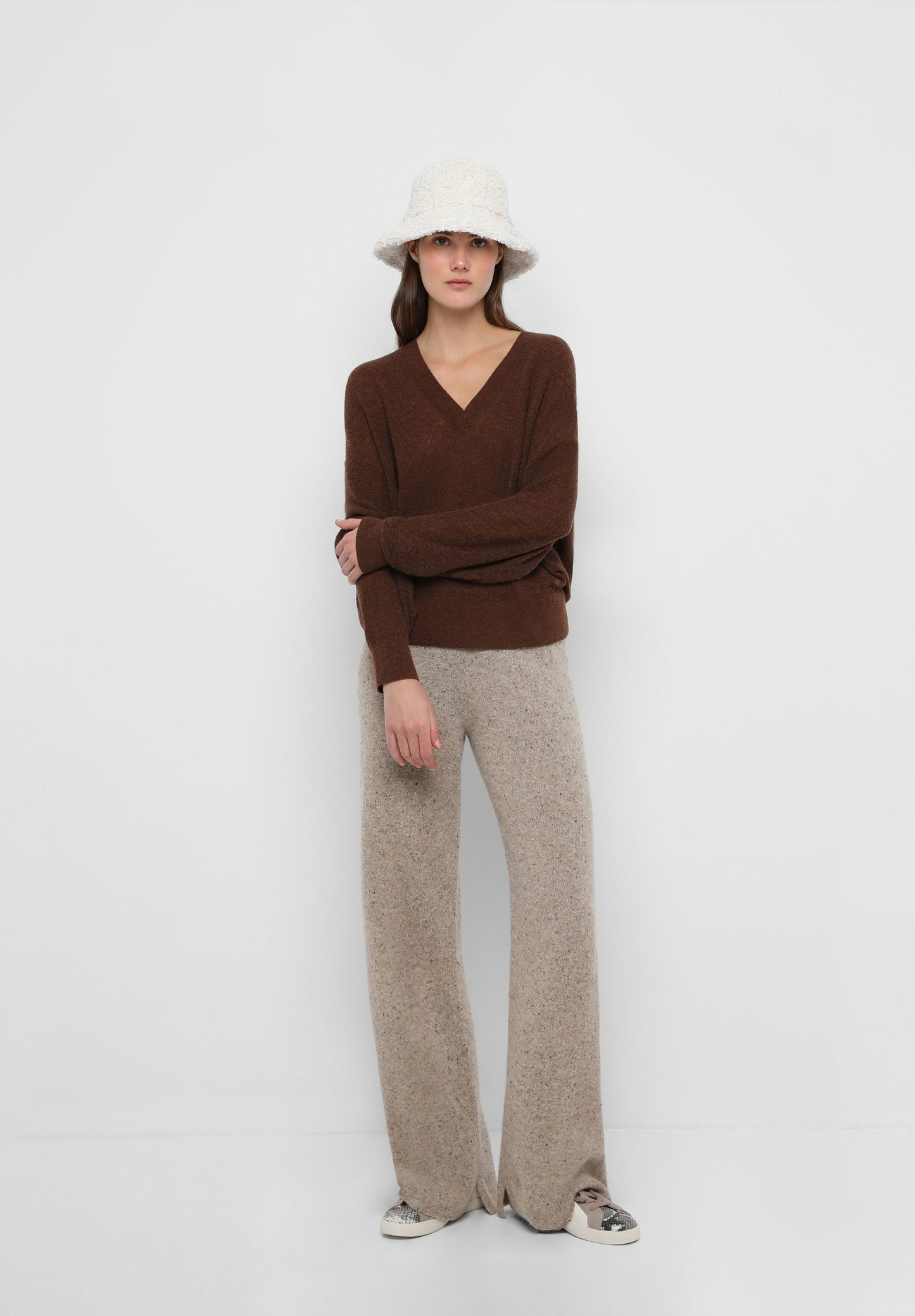 SWEATER MALHA COM DECOTE EM V