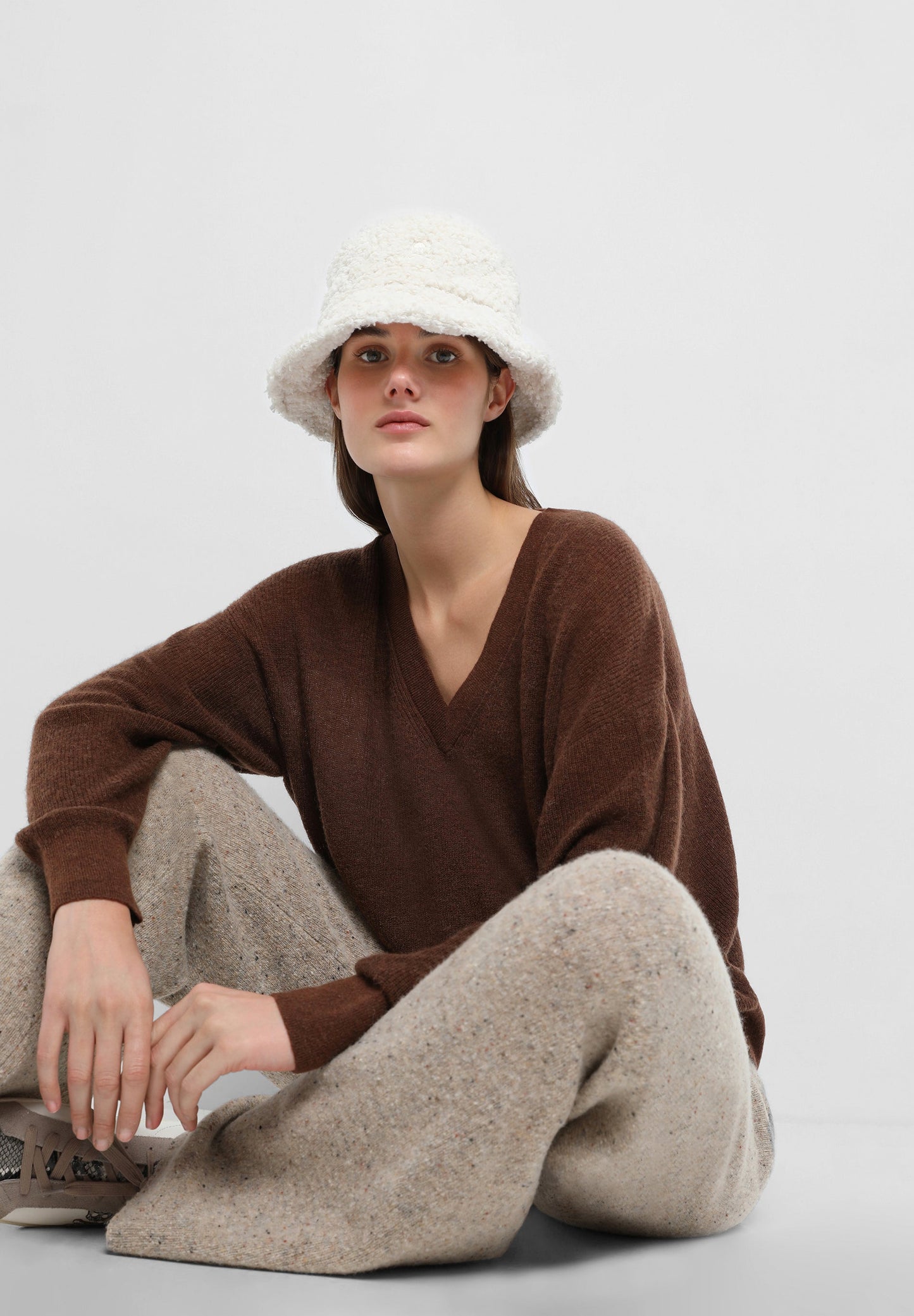 SWEATER MALHA COM DECOTE EM V