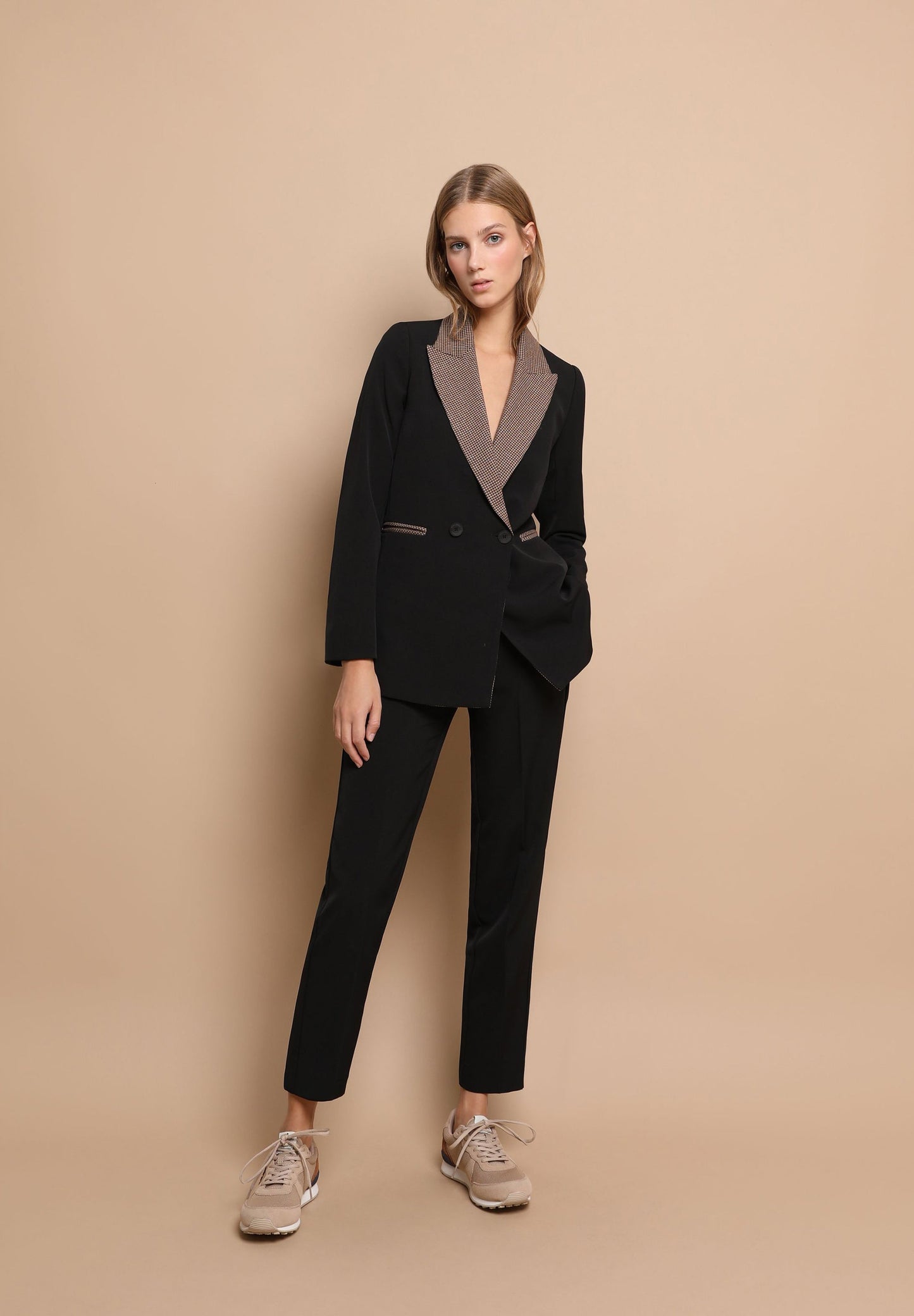 CALÇAS COM CÓS A CONTRASTAR