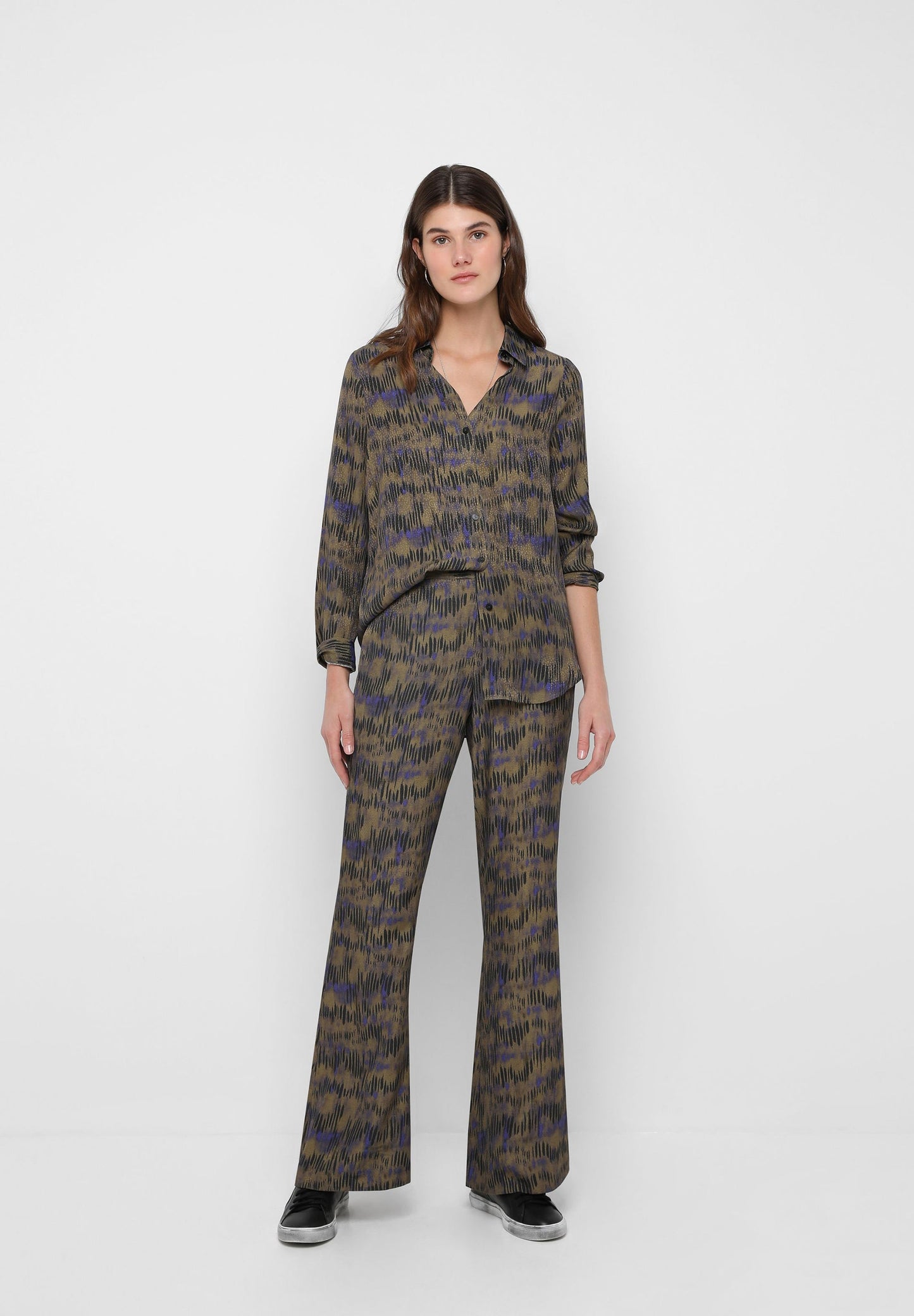 CALÇAS ESTAMPADAS FLUIDAS