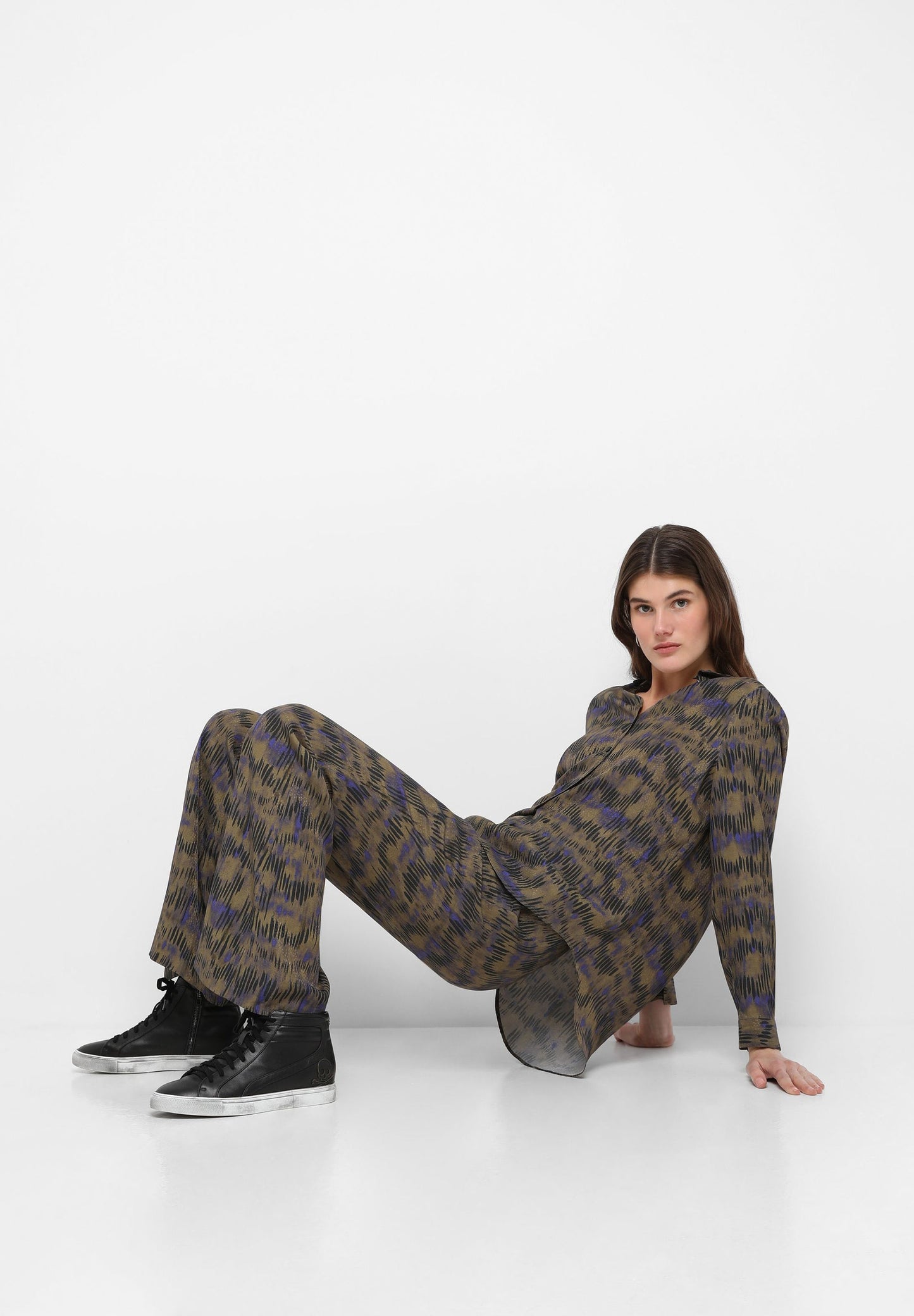 CALÇAS ESTAMPADAS FLUIDAS