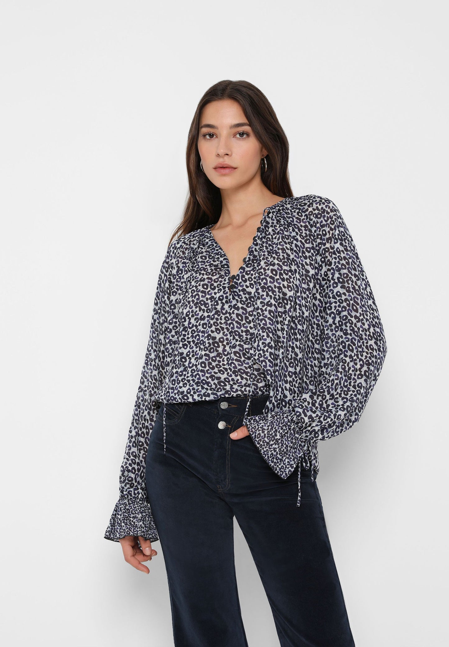 BLUSA SEMITRANSPARENTE COM ANIMAL PRINT