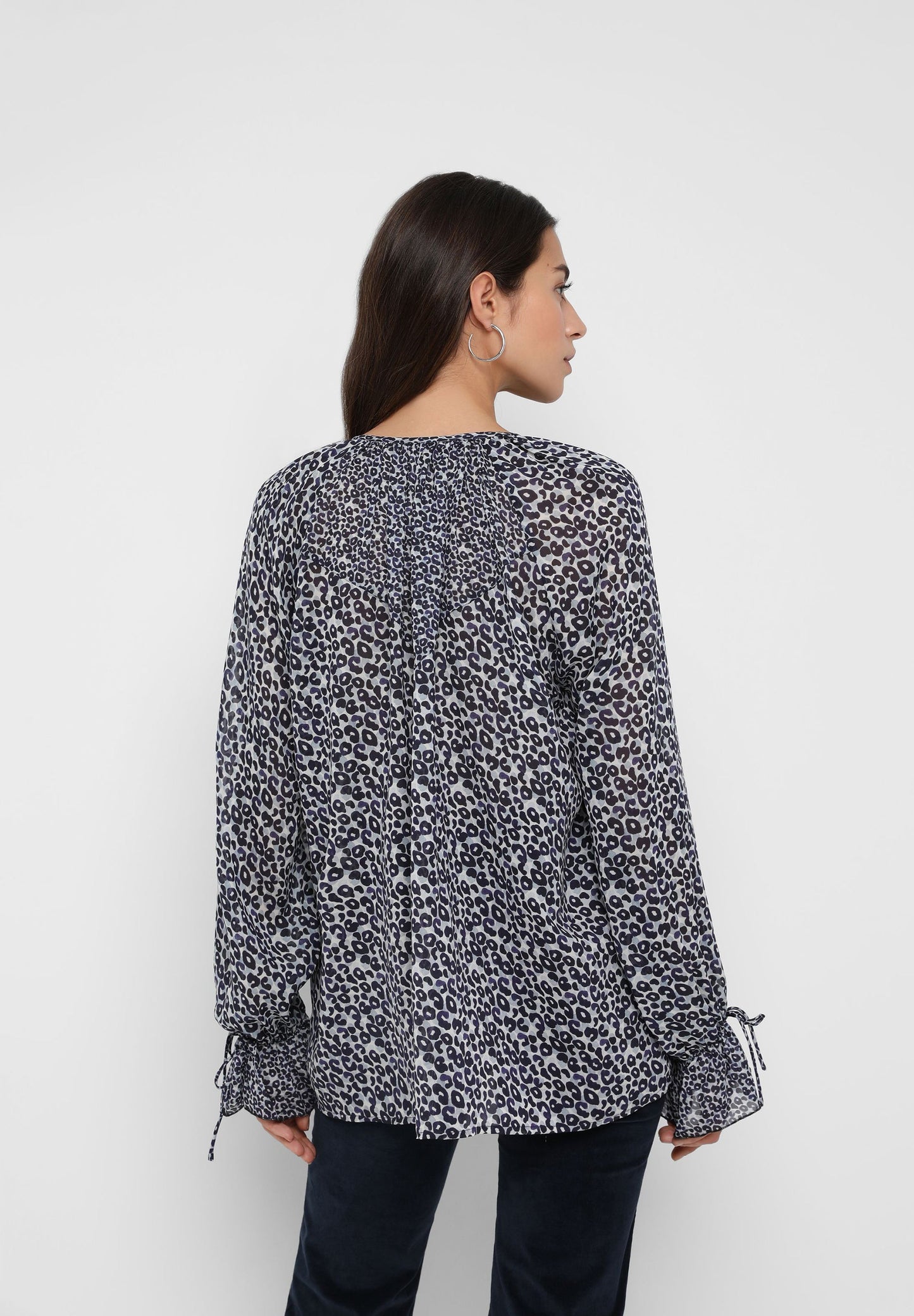 BLUSA SEMITRANSPARENTE COM ANIMAL PRINT