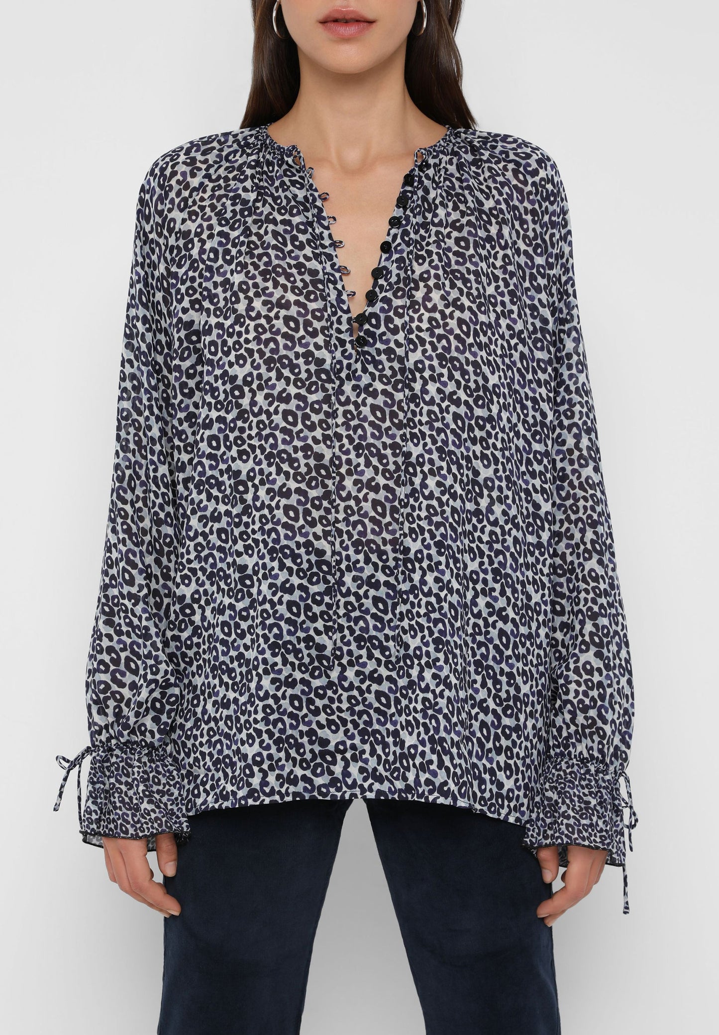 BLUSA SEMITRANSPARENTE COM ANIMAL PRINT