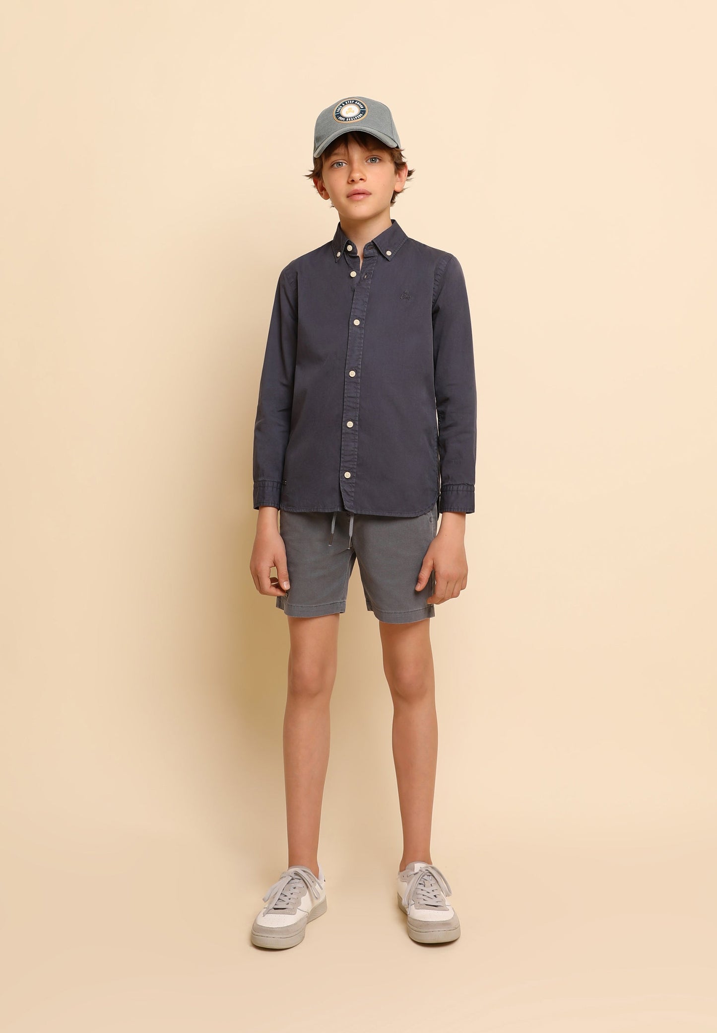 CAMISA COM LOGÓTIPO DECOTE DE BOTÕES