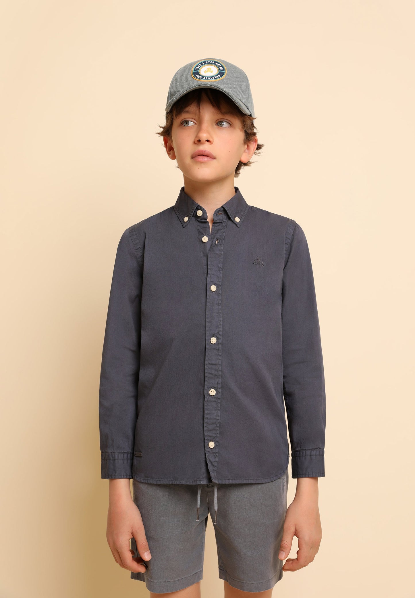 CAMISA COM LOGÓTIPO DECOTE DE BOTÕES