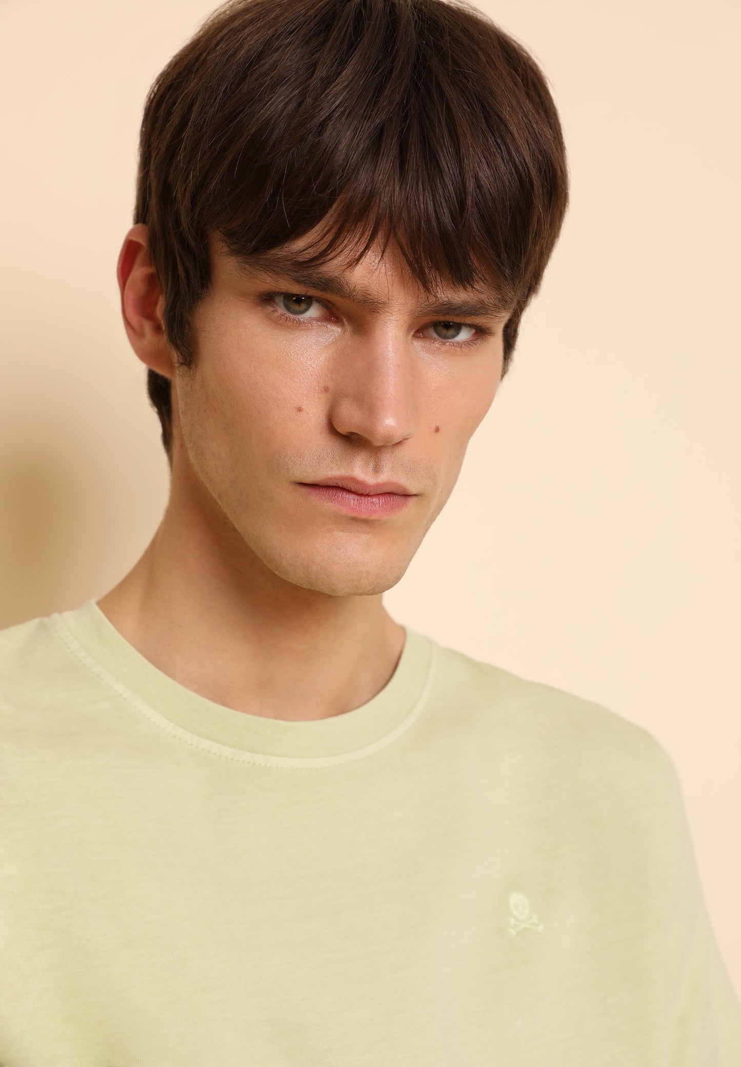 T-SHIRT BÁSICA COM LOGÓTIPO