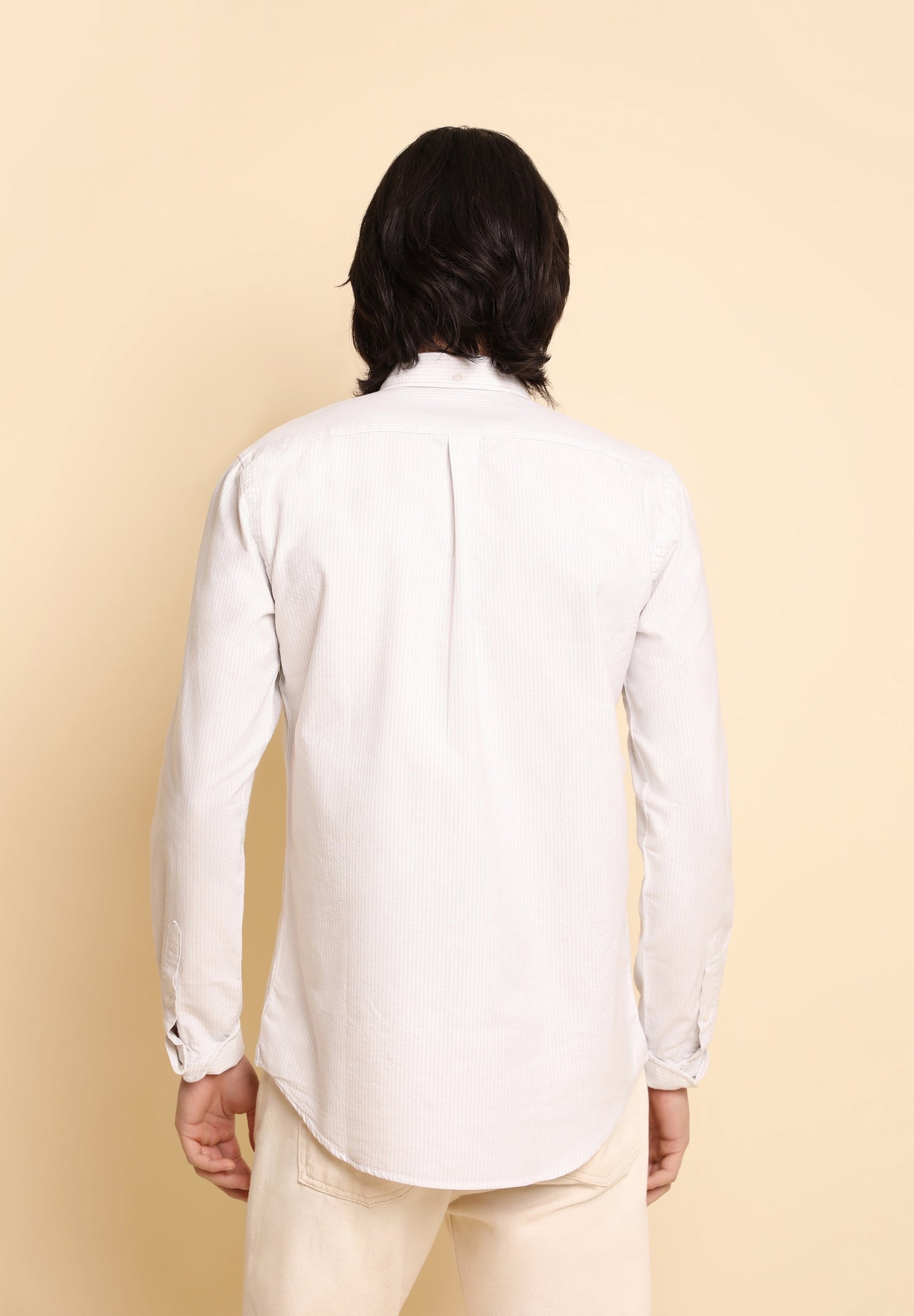 CAMISA ÀS RISCAS COLARINHO COM BOTÕES