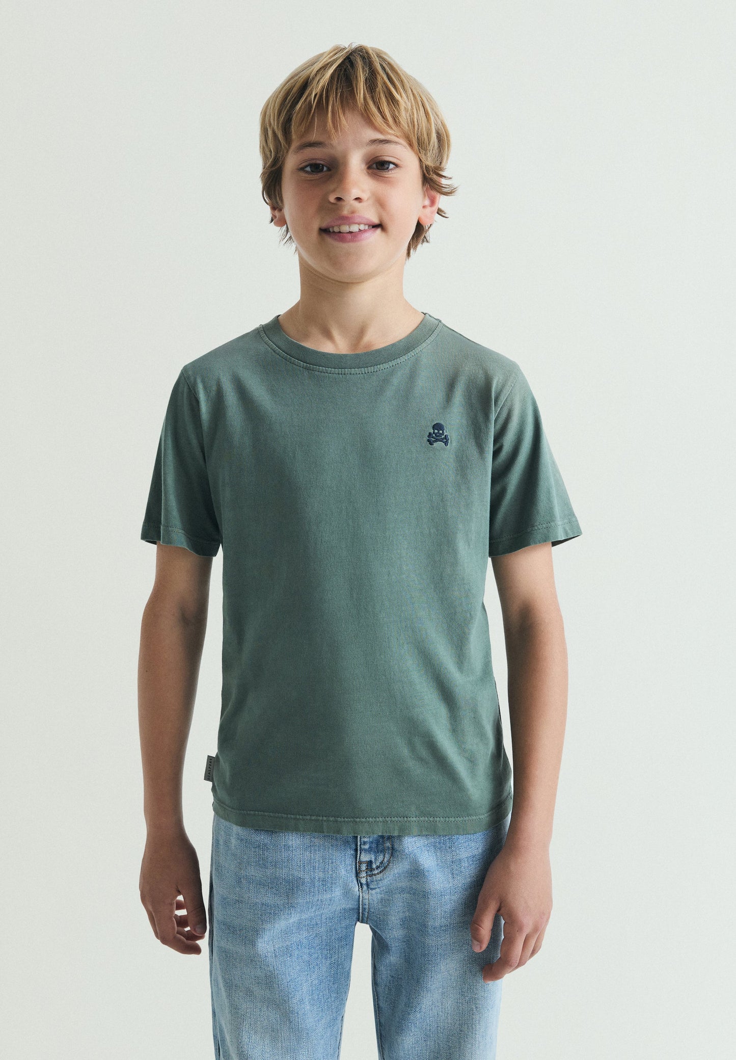 T-SHIRT BÁSICA COM SKULL