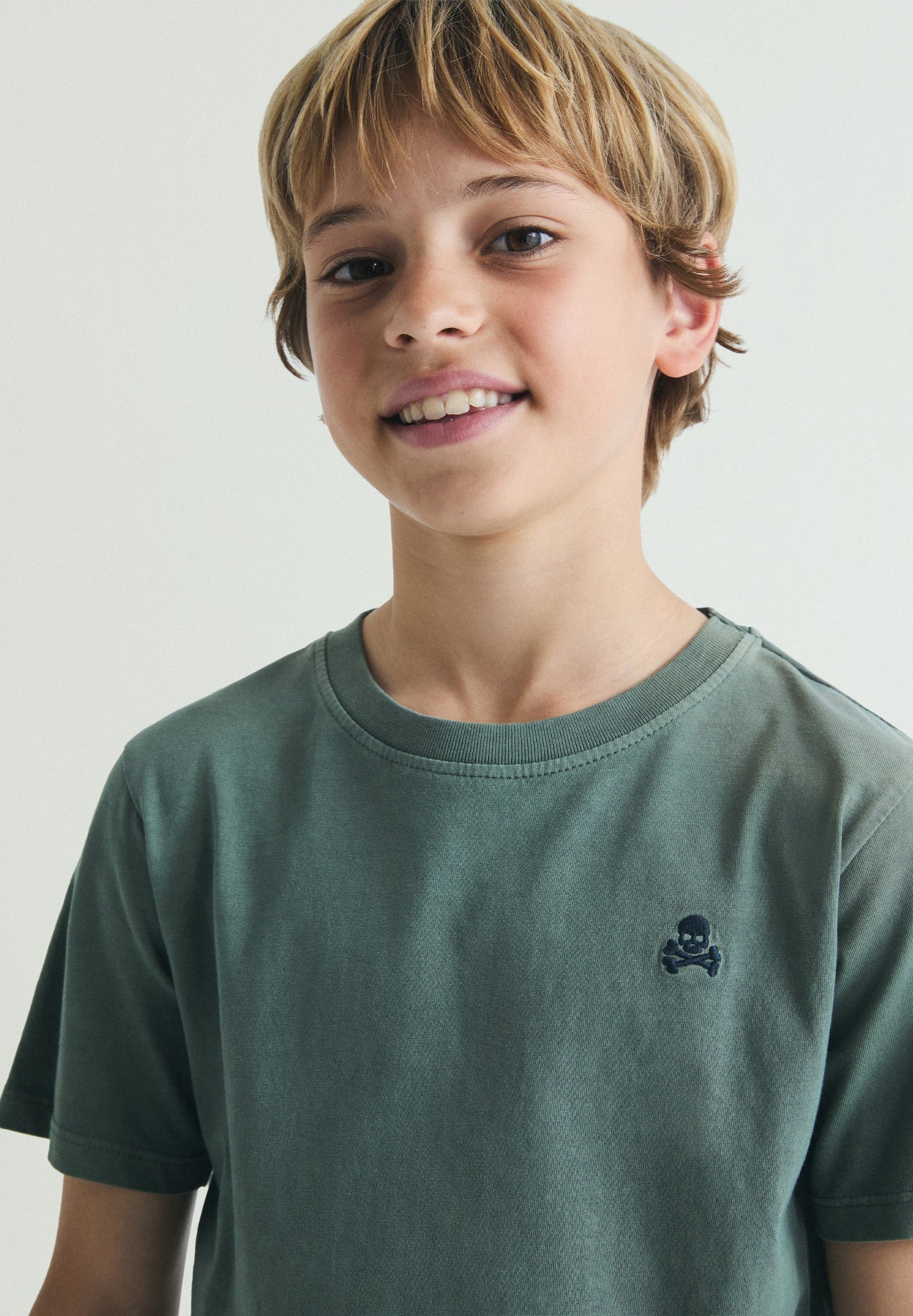T-SHIRT BÁSICA COM SKULL