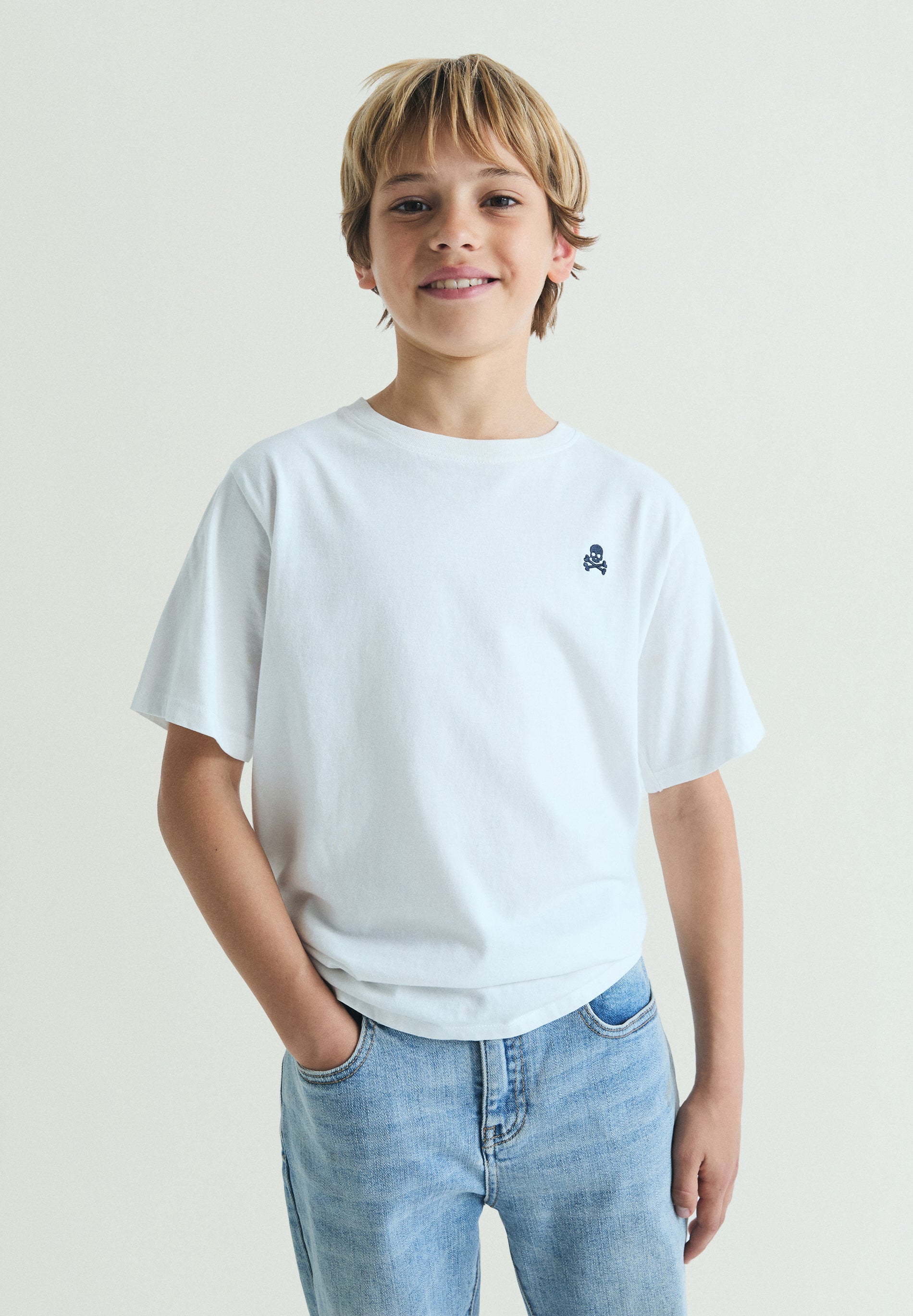 T-SHIRT BÁSICA COM SKULL