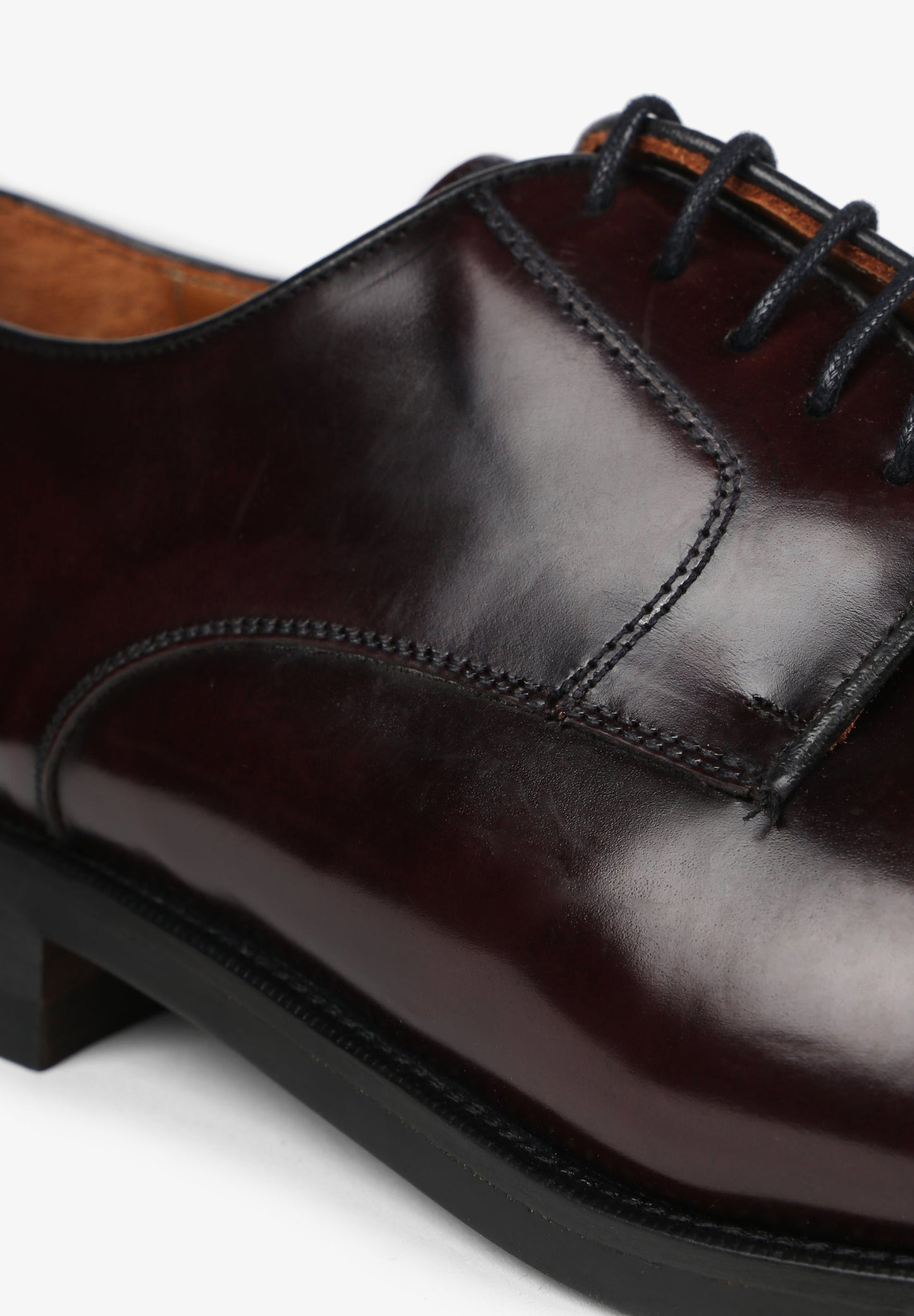 SAPATOS DE PELE COM ATACADORES