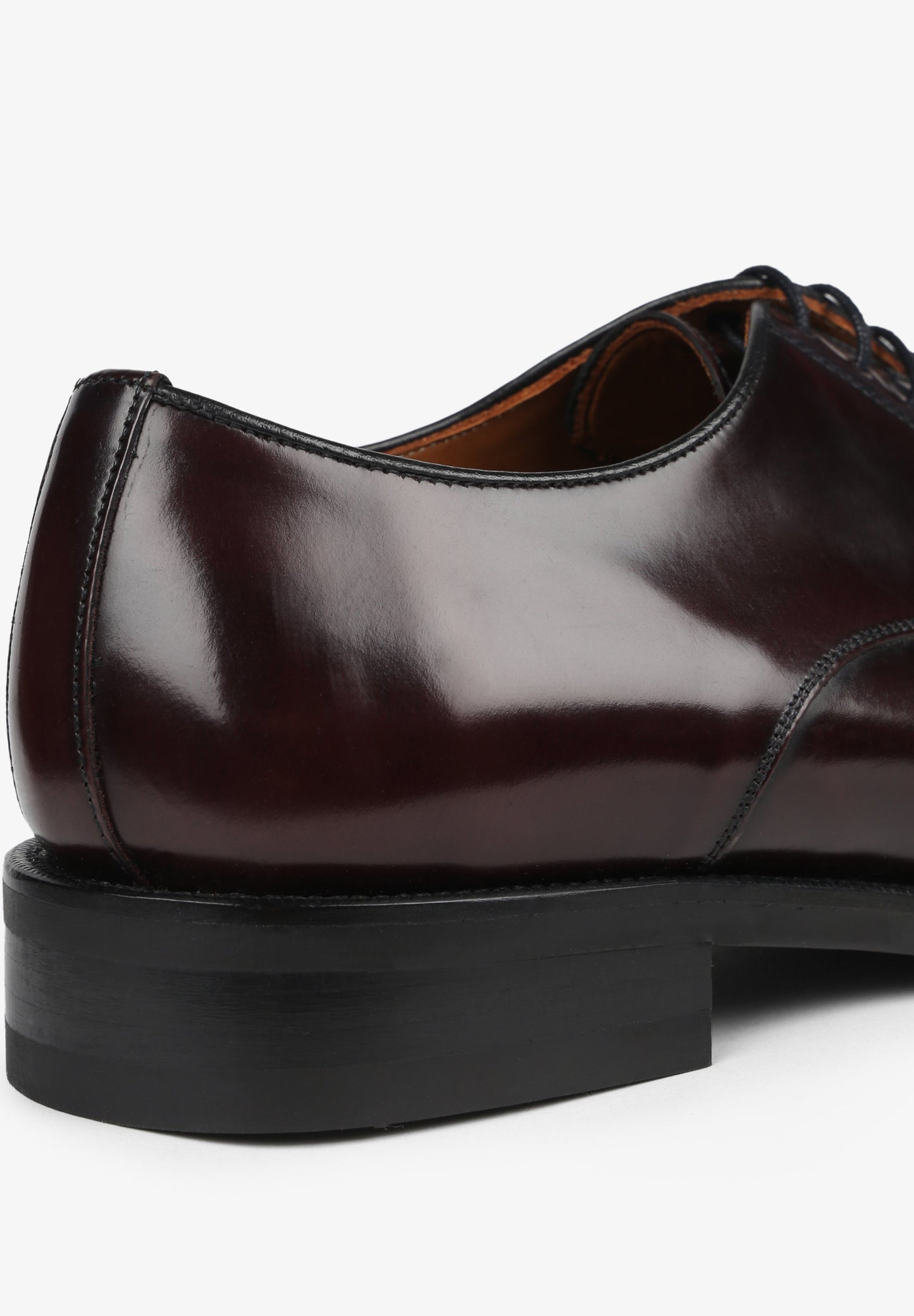 SAPATOS DE PELE COM ATACADORES