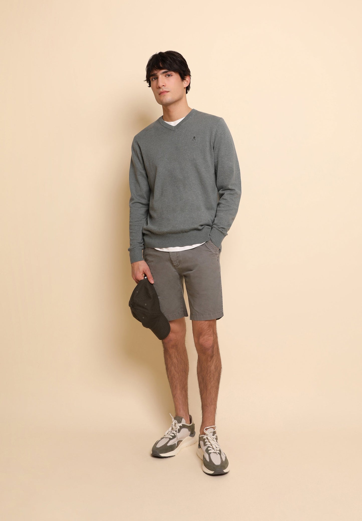 SWEATER GOLA EM BICO COM LOGÓTIPO
