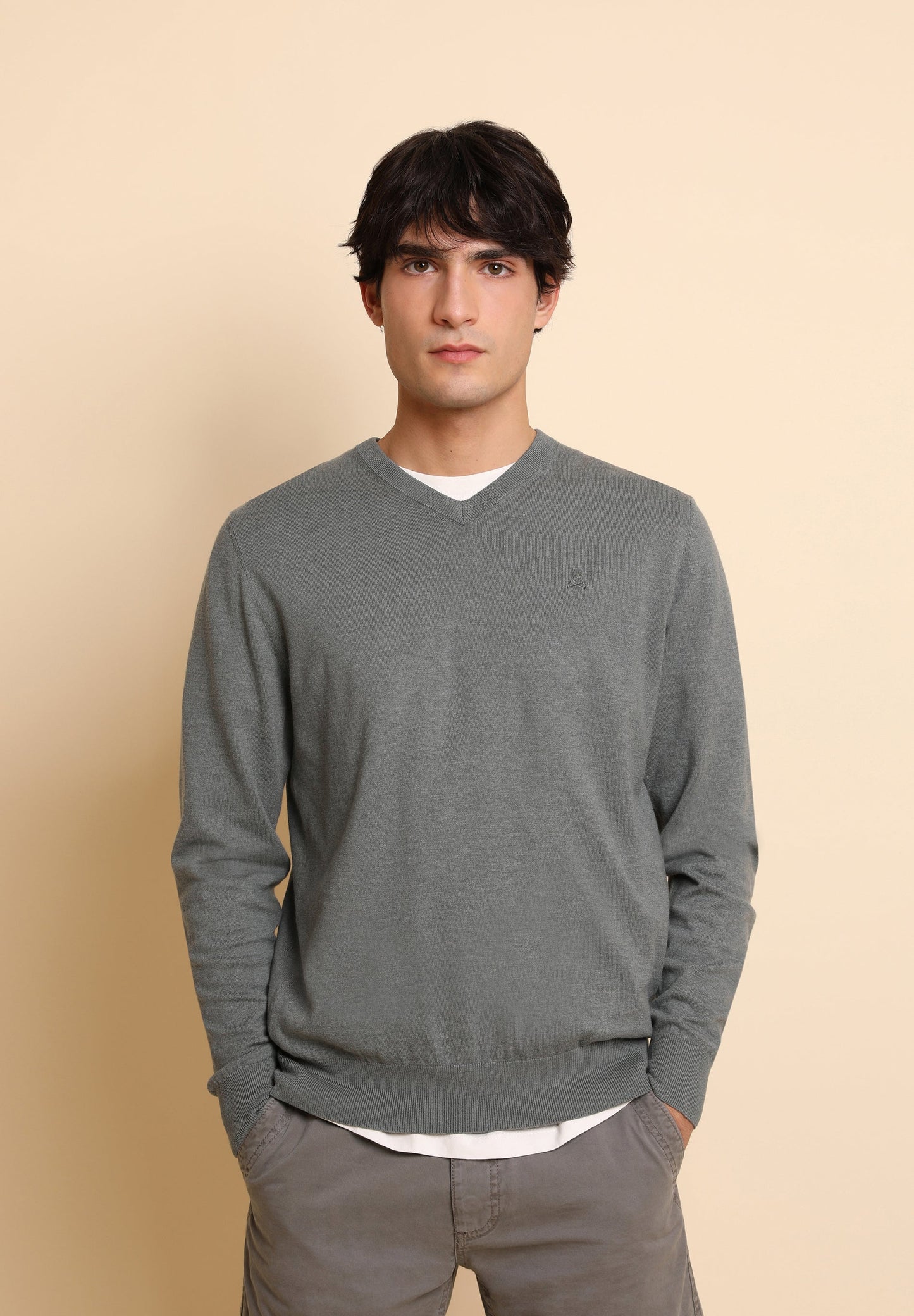 SWEATER GOLA EM BICO COM LOGÓTIPO