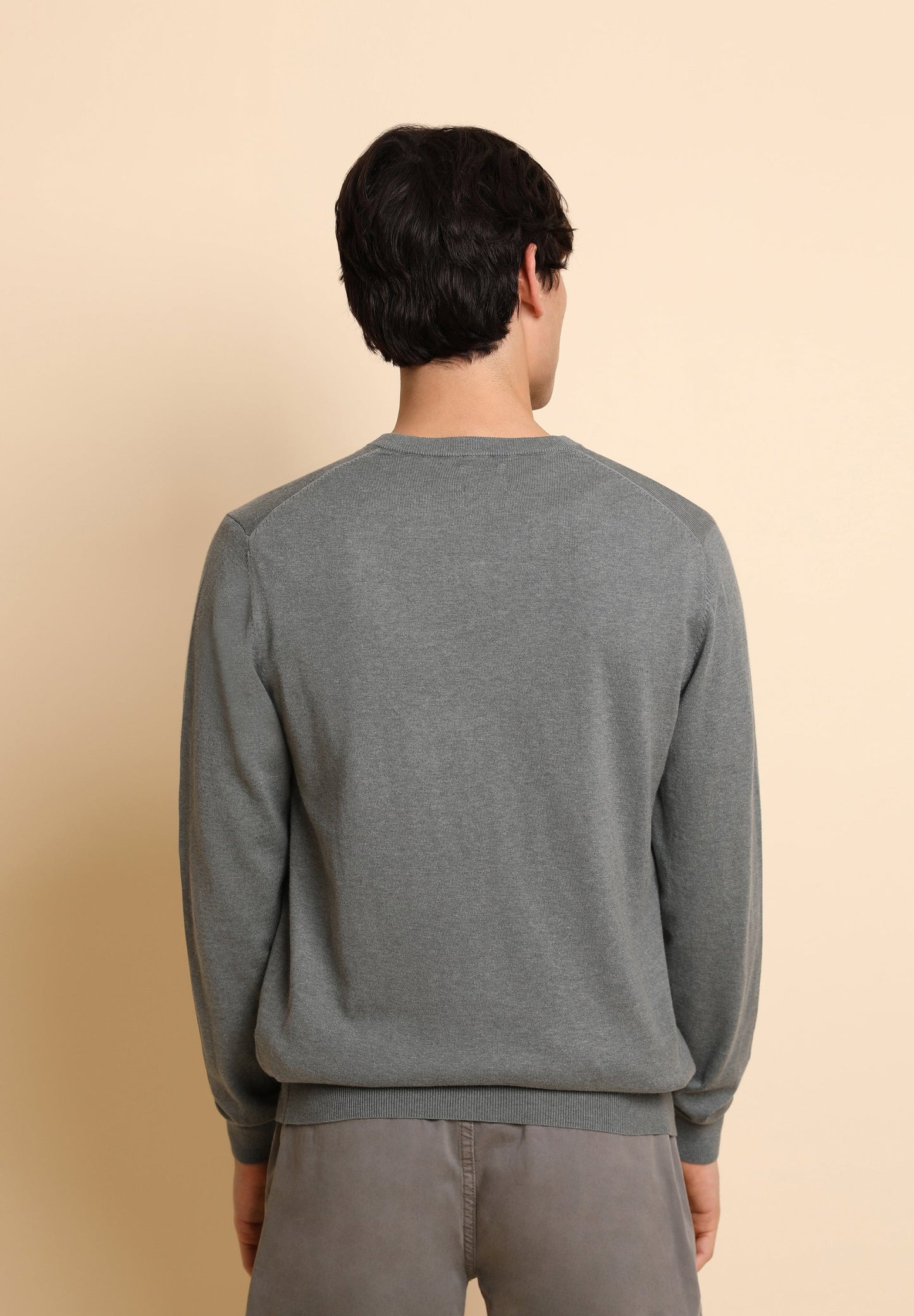 SWEATER GOLA EM BICO COM LOGÓTIPO