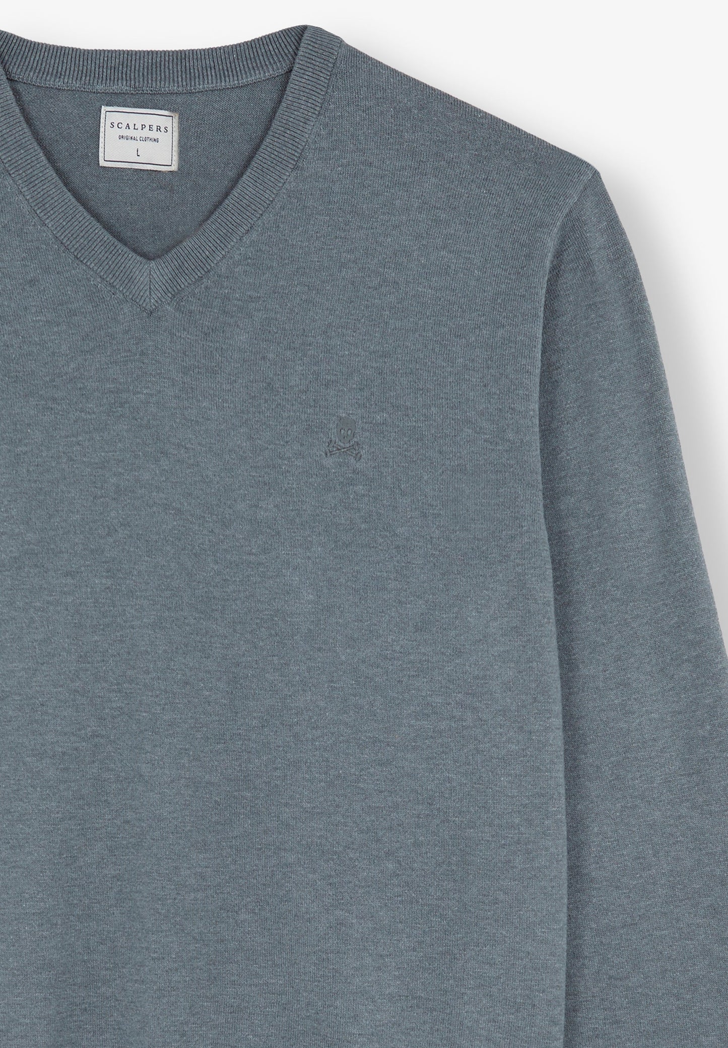 SWEATER GOLA EM BICO COM LOGÓTIPO