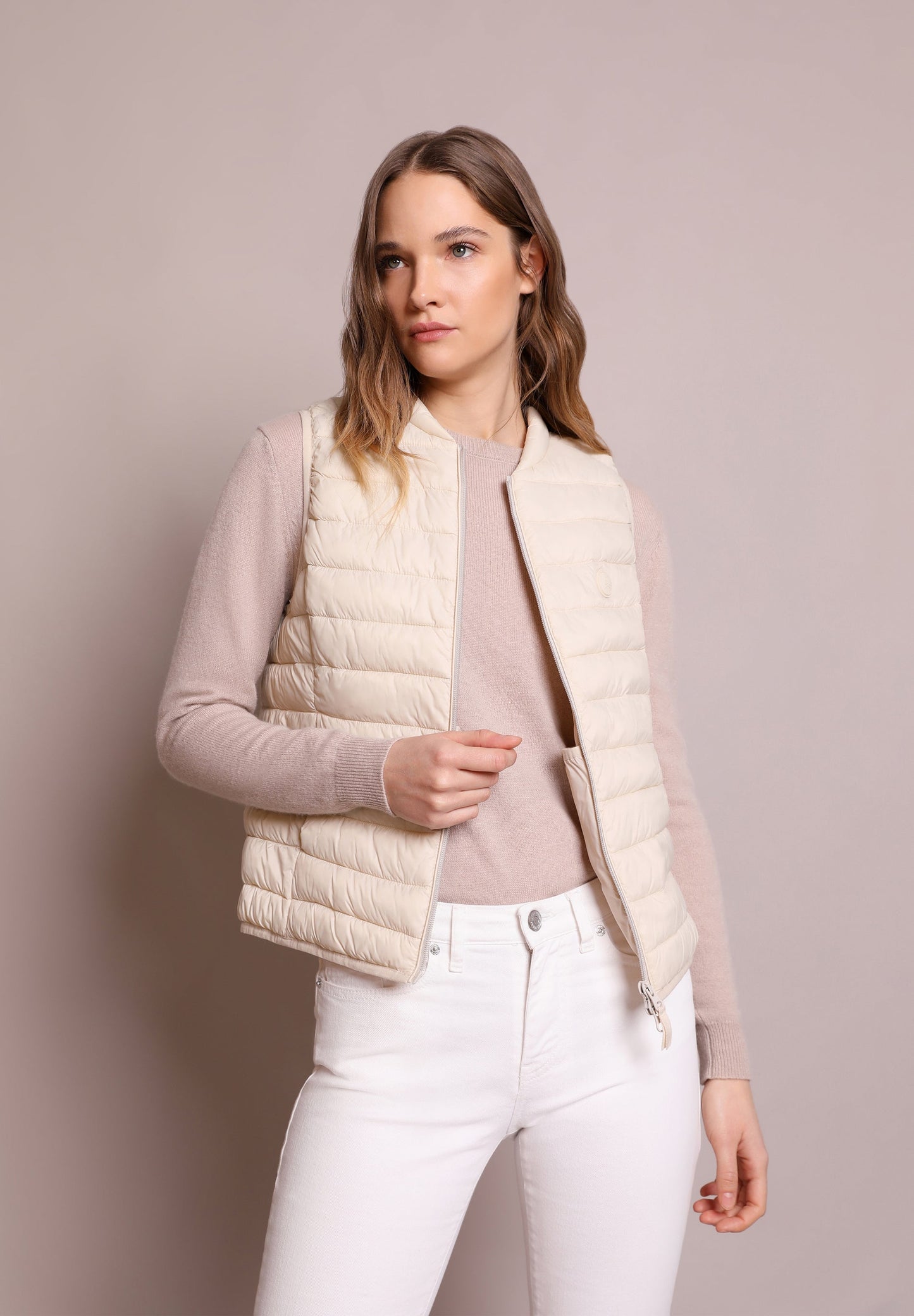 COLETE ACOLCHOADO COM LOGÓTIPO