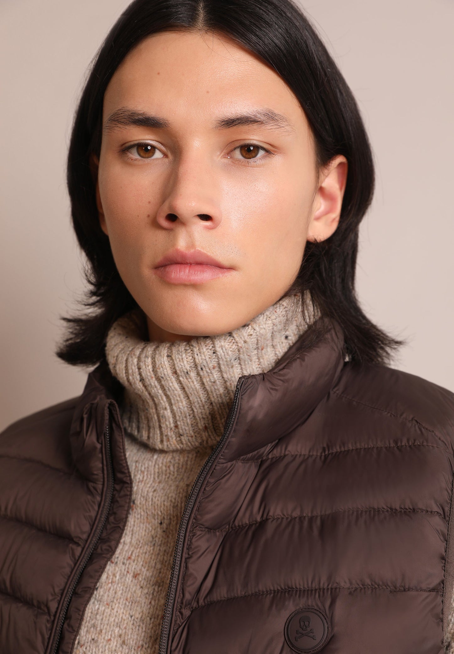 COLETE ACOLCHOADO COM LOGÓTIPO