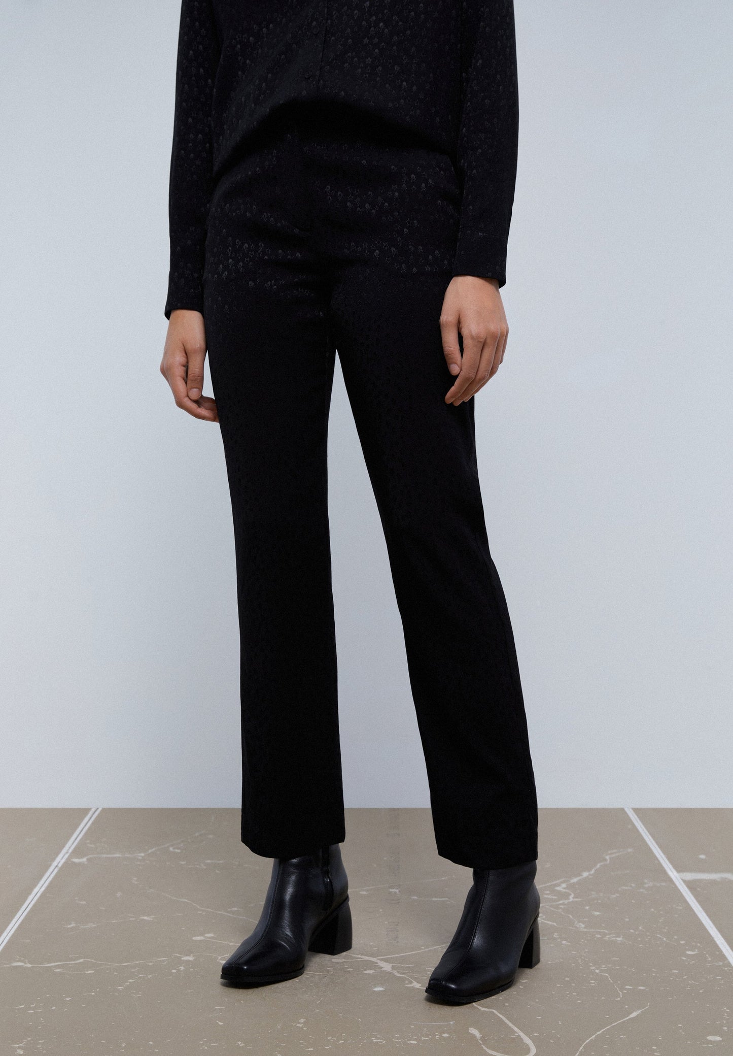 BOTINS DE TACÃO COM PORMENOR DE COSTURA