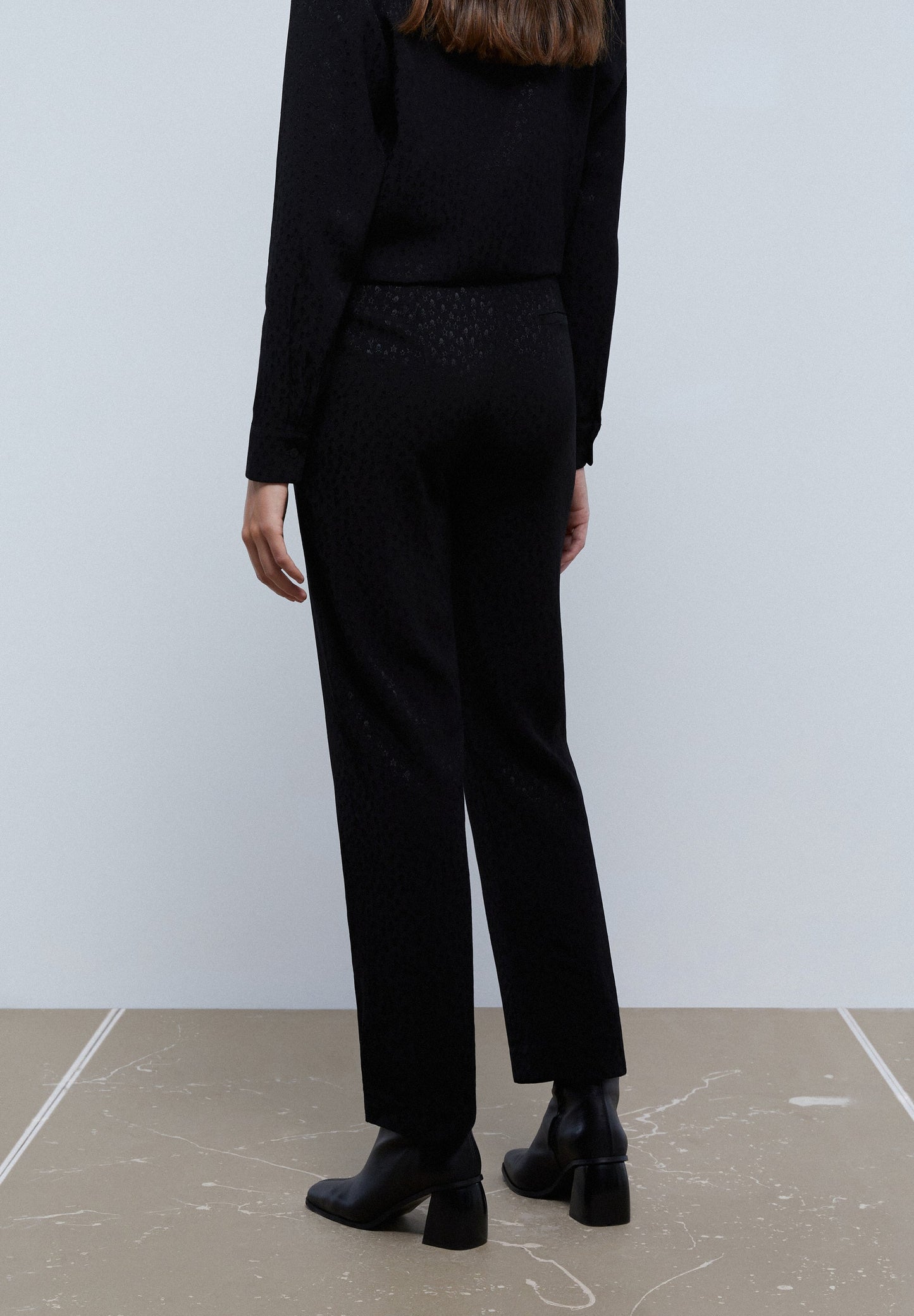 BOTINS DE TACÃO COM PORMENOR DE COSTURA