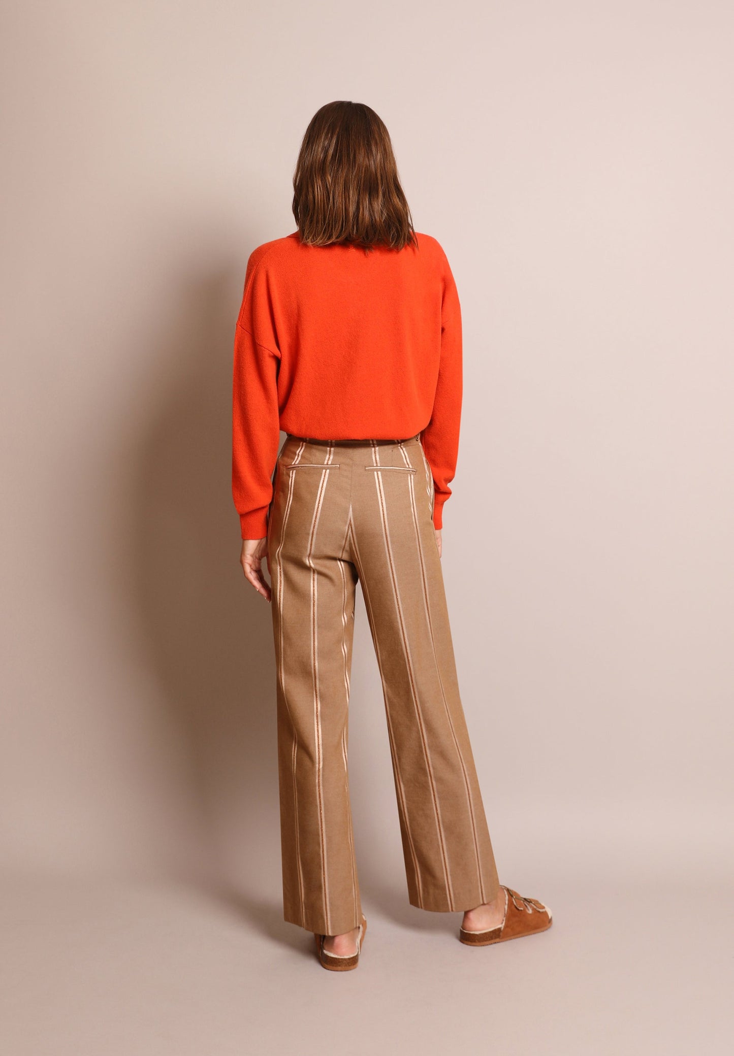 CALÇAS ÀS RISCAS METALIZADAS