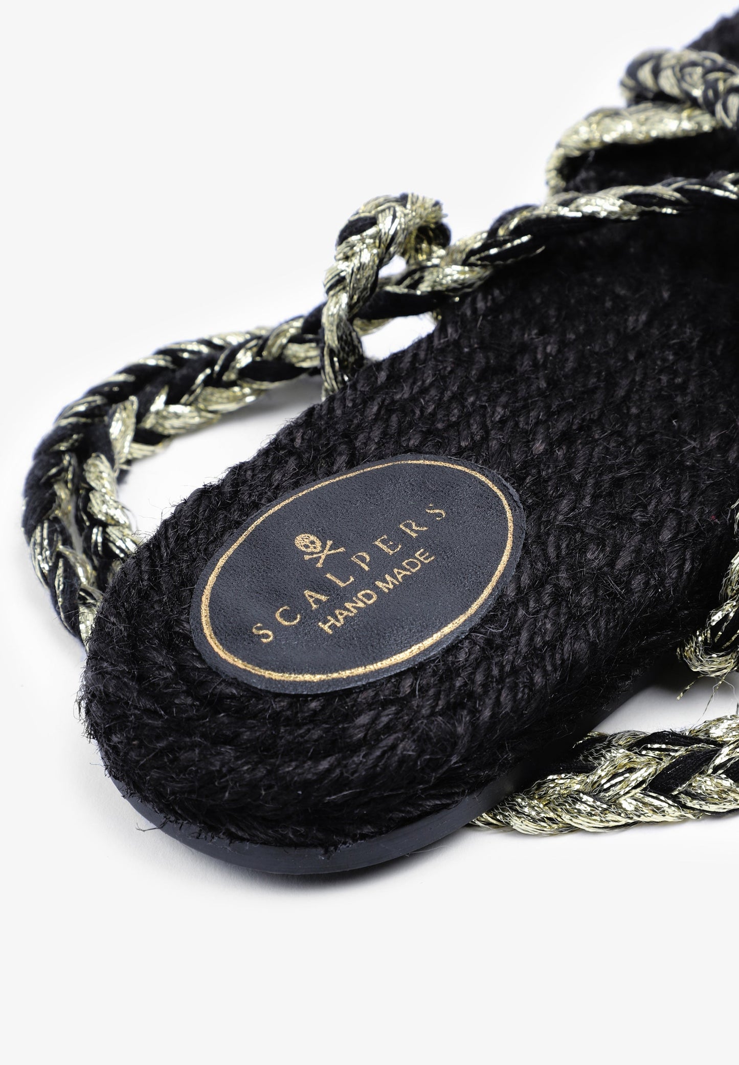 SANDÁLIAS RASAS ATADAS COM CORDAS TRANÇADAS