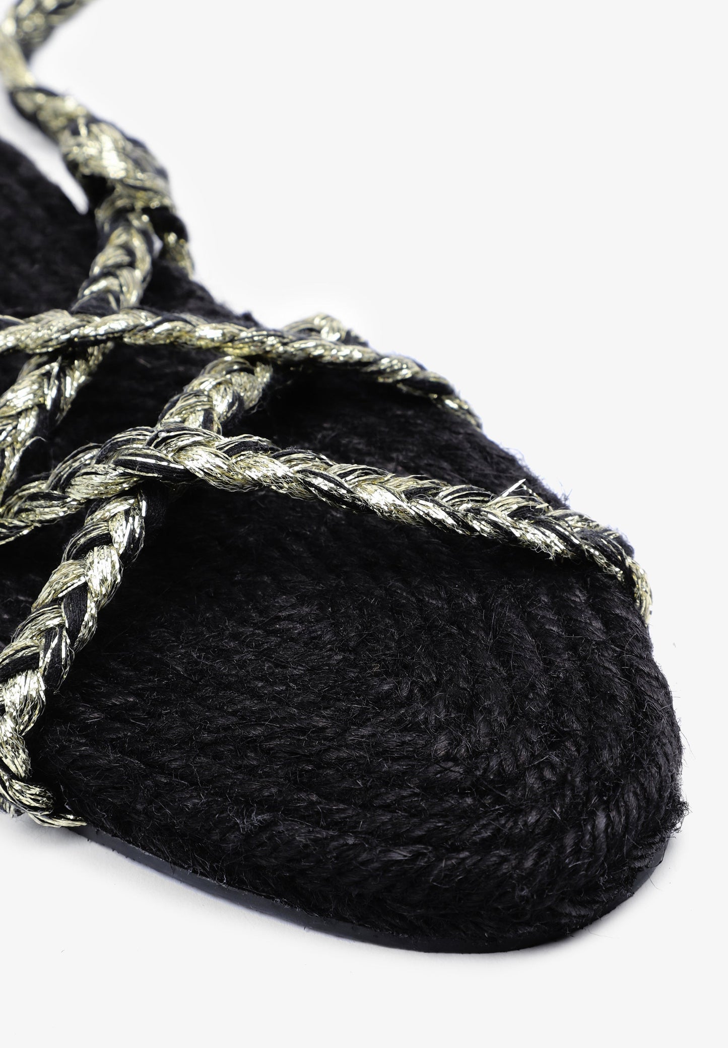 SANDÁLIAS RASAS ATADAS COM CORDAS TRANÇADAS