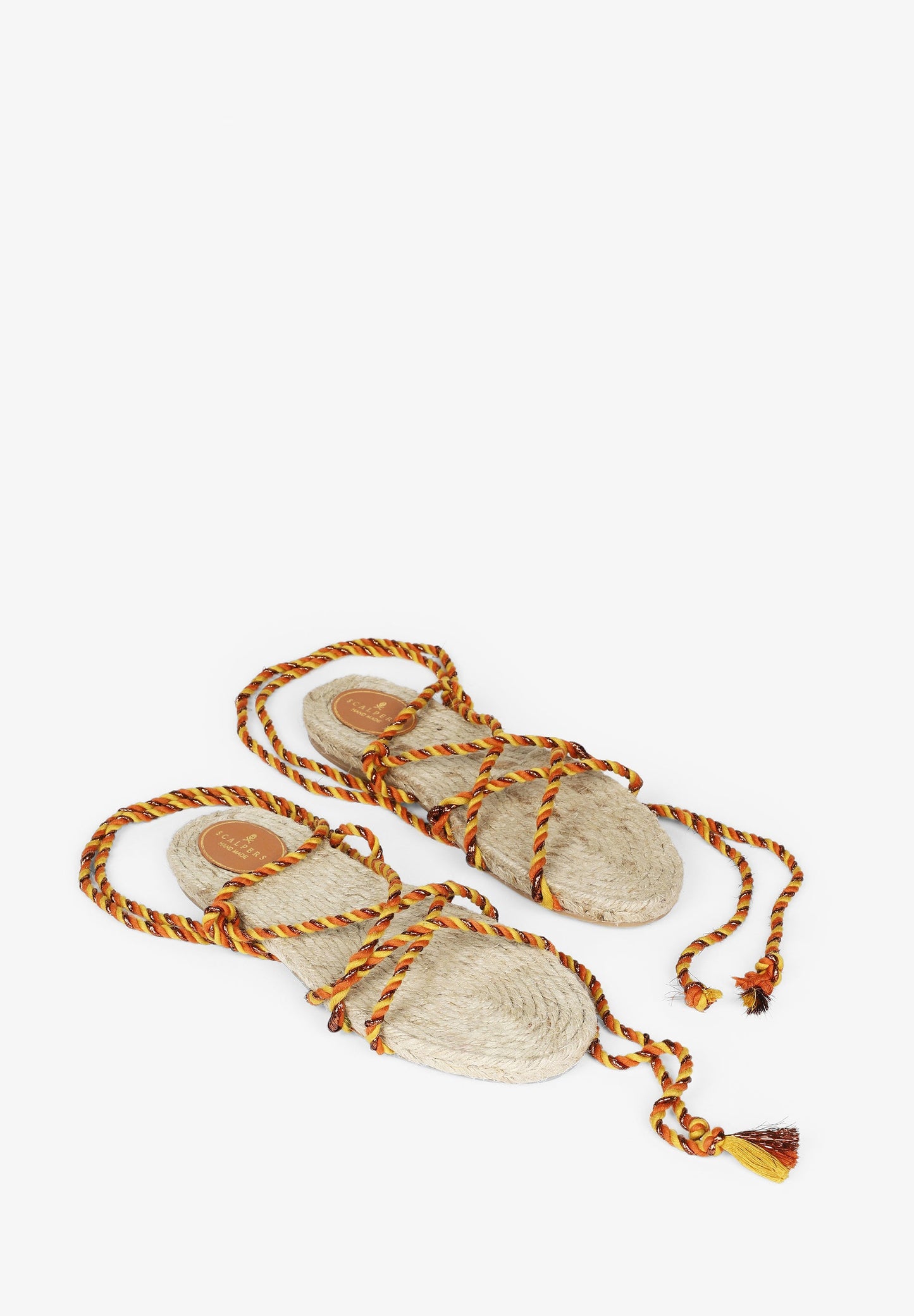 SANDÁLIAS RASAS ATADAS COM CORDAS TRANÇADAS