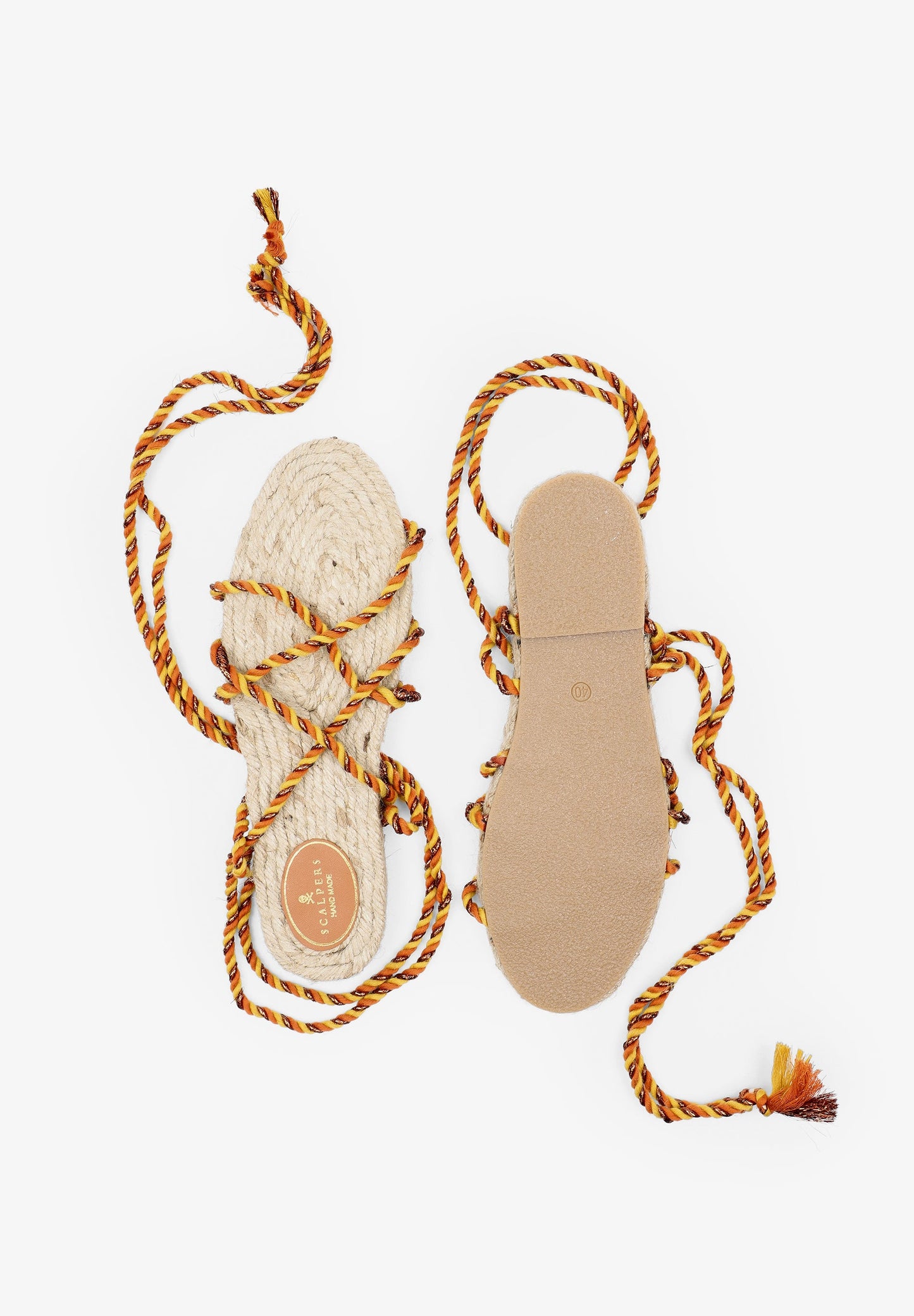 SANDÁLIAS RASAS ATADAS COM CORDAS TRANÇADAS
