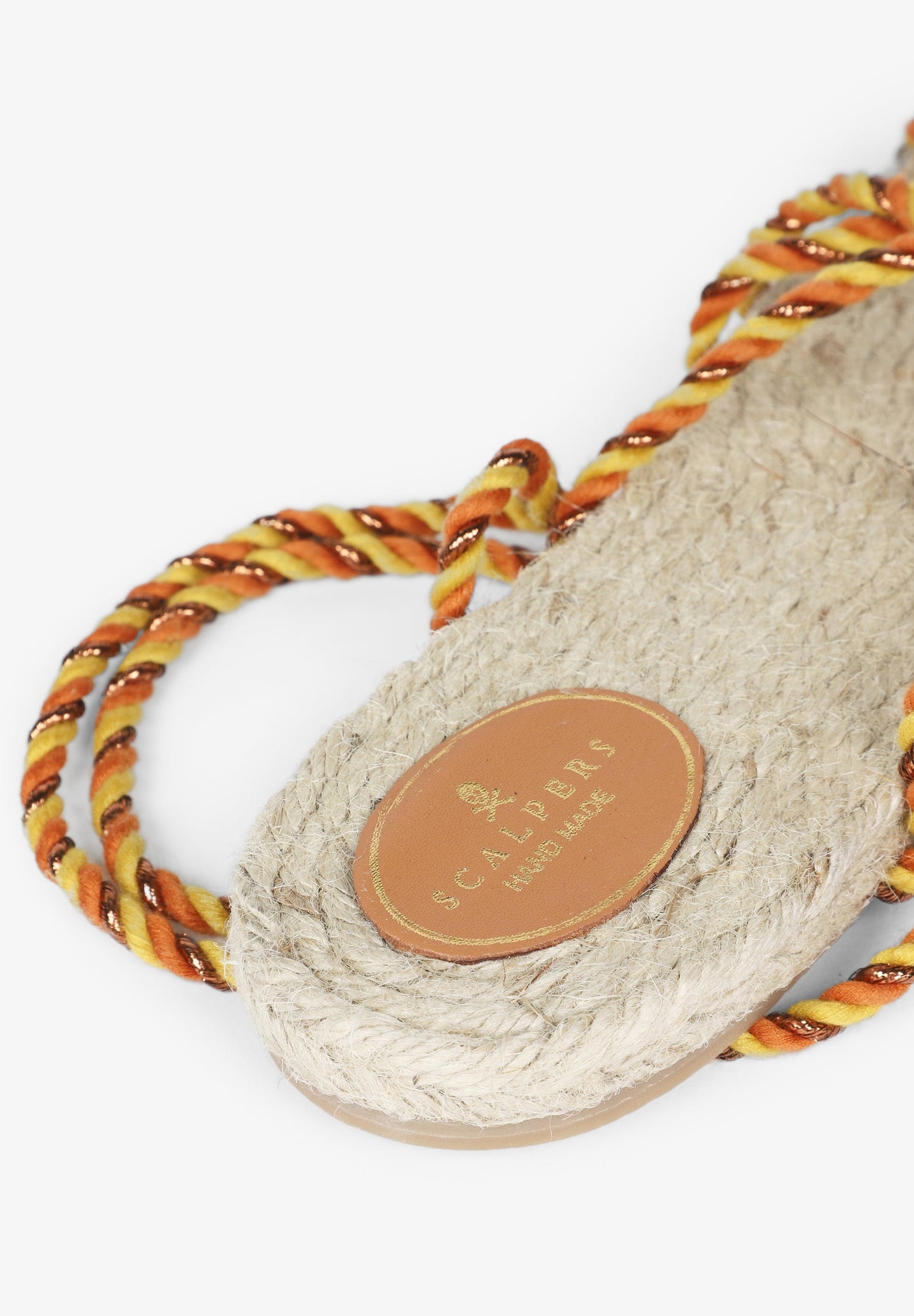 SANDÁLIAS RASAS ATADAS COM CORDAS TRANÇADAS