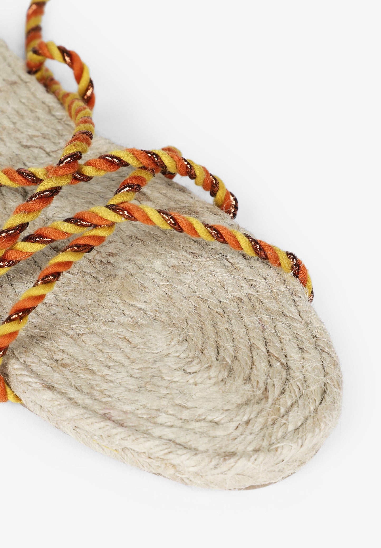 SANDÁLIAS RASAS ATADAS COM CORDAS TRANÇADAS