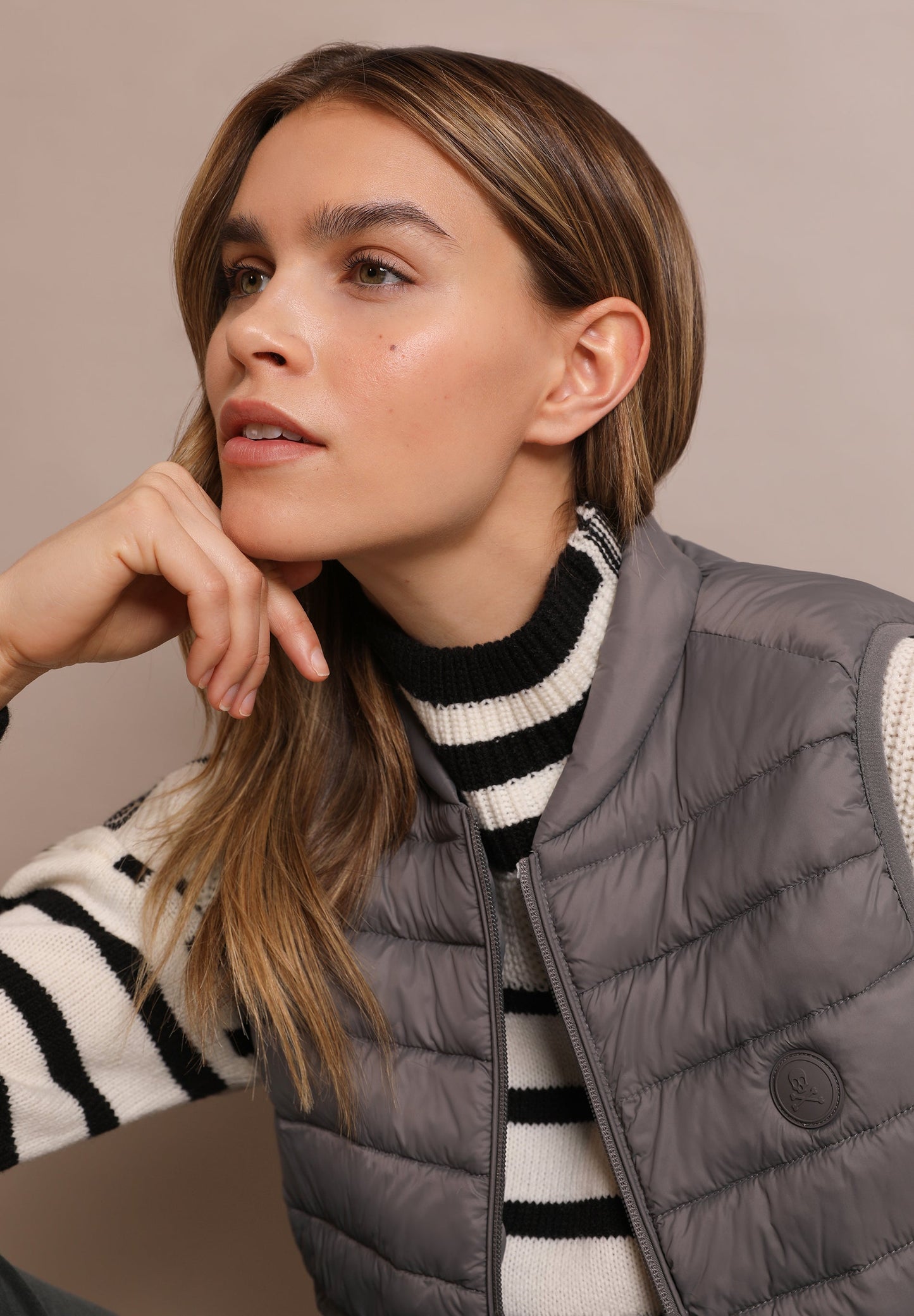 COLETE ACOLCHOADO COM LOGÓTIPO