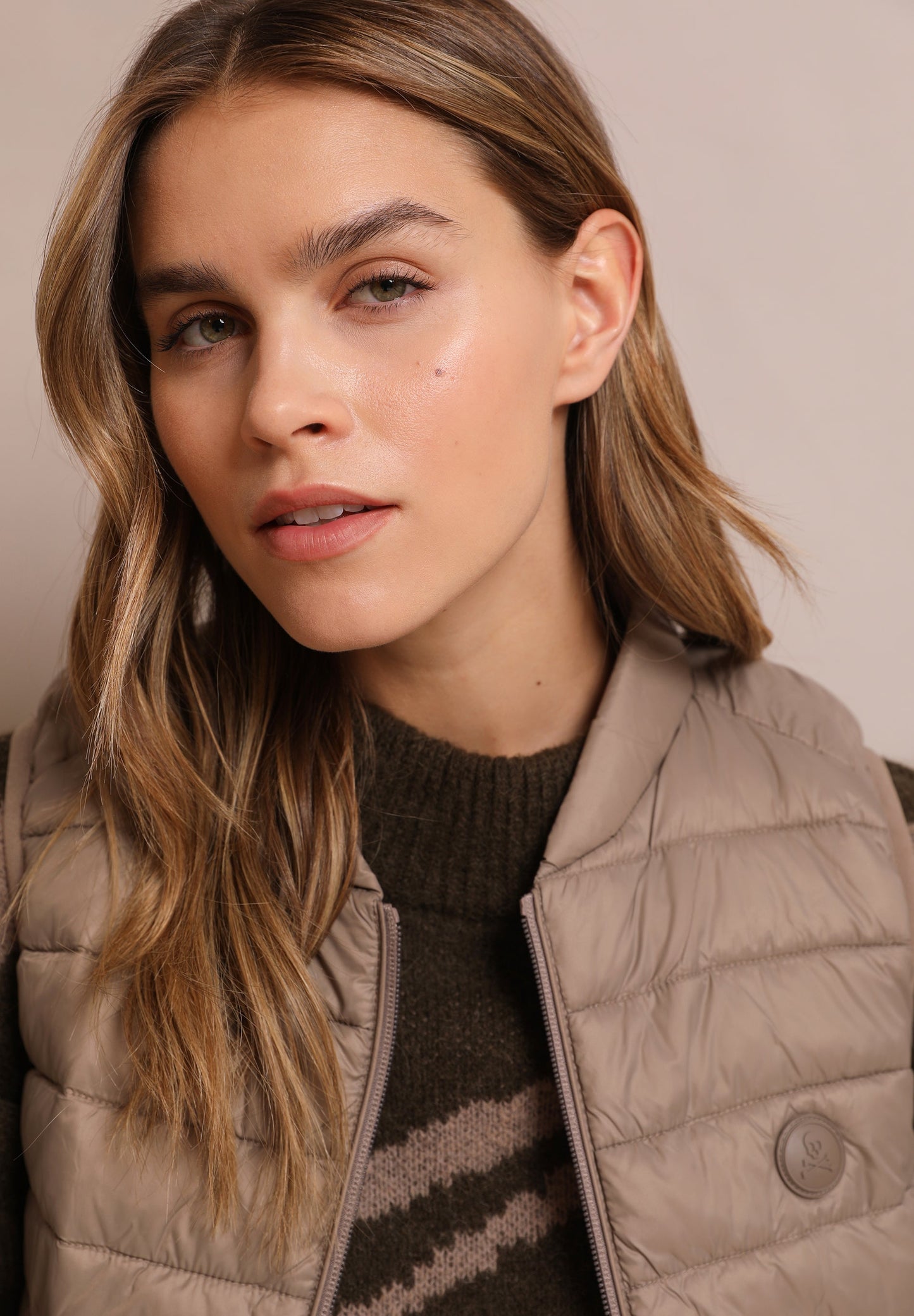 COLETE ACOLCHOADO COM LOGÓTIPO