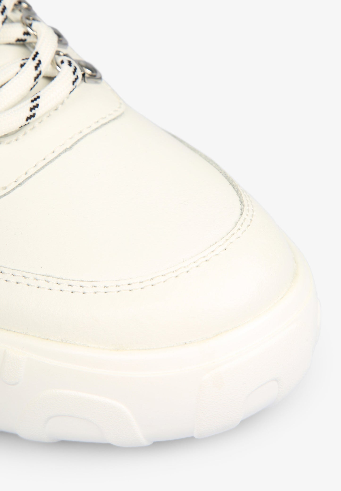 SAPATILHAS COM SOLA ESPECIAL EM CONTRASTE